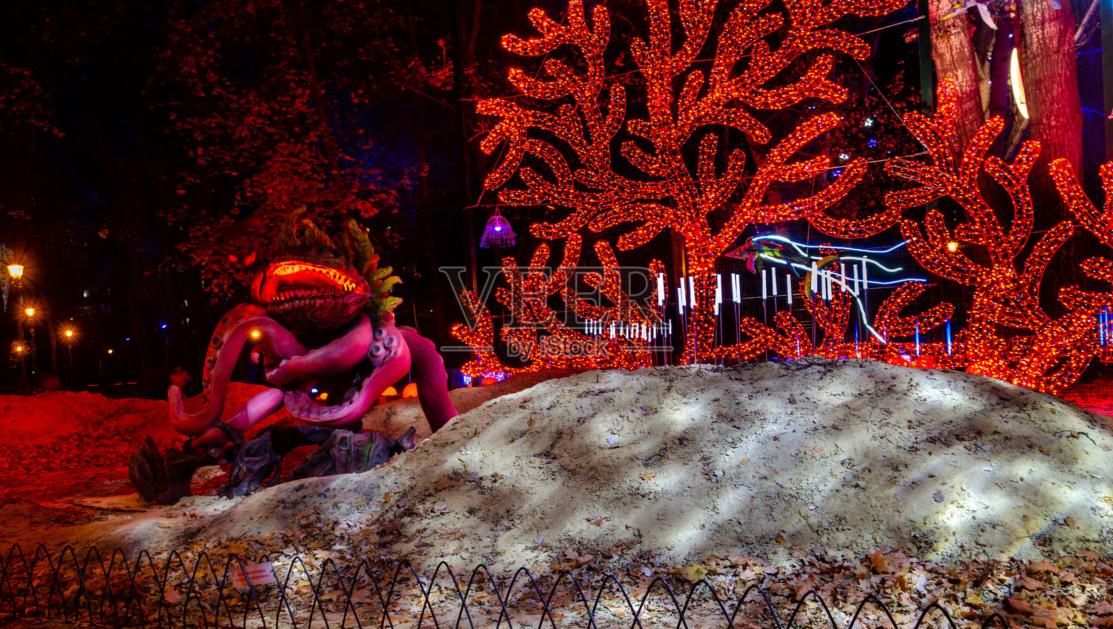 公园里的灯光，各种装置的照明，光的幻想主题照片摄影图片