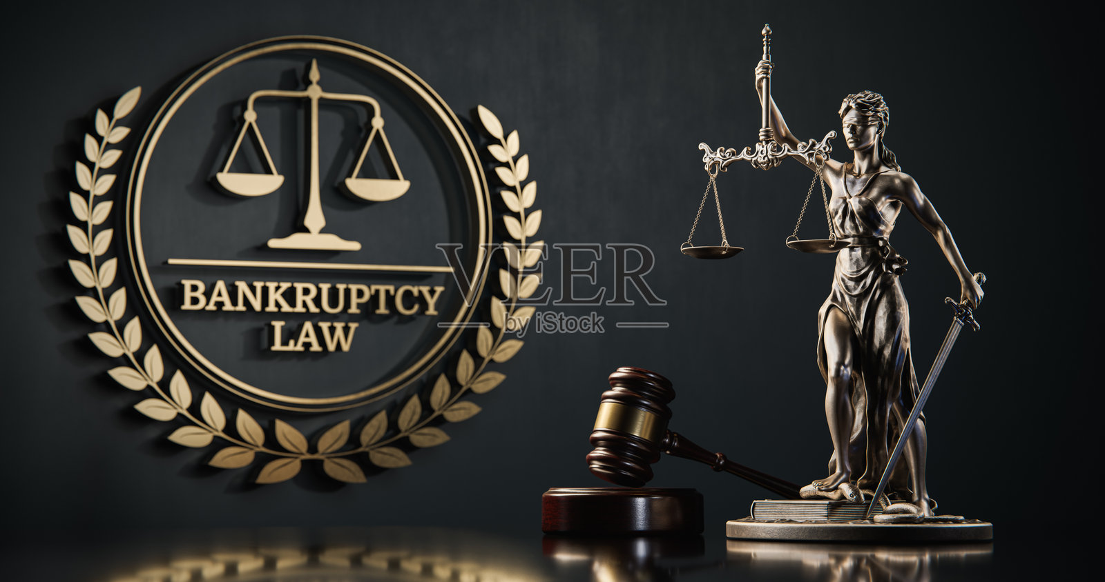 破产法：背景中有天秤和文字的金色图标，旁边是女神和法官的法槌照片摄影图片