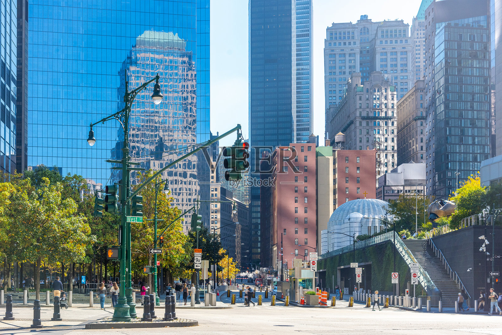 阳光明媚的早晨，曼哈顿下城的人们照片摄影图片