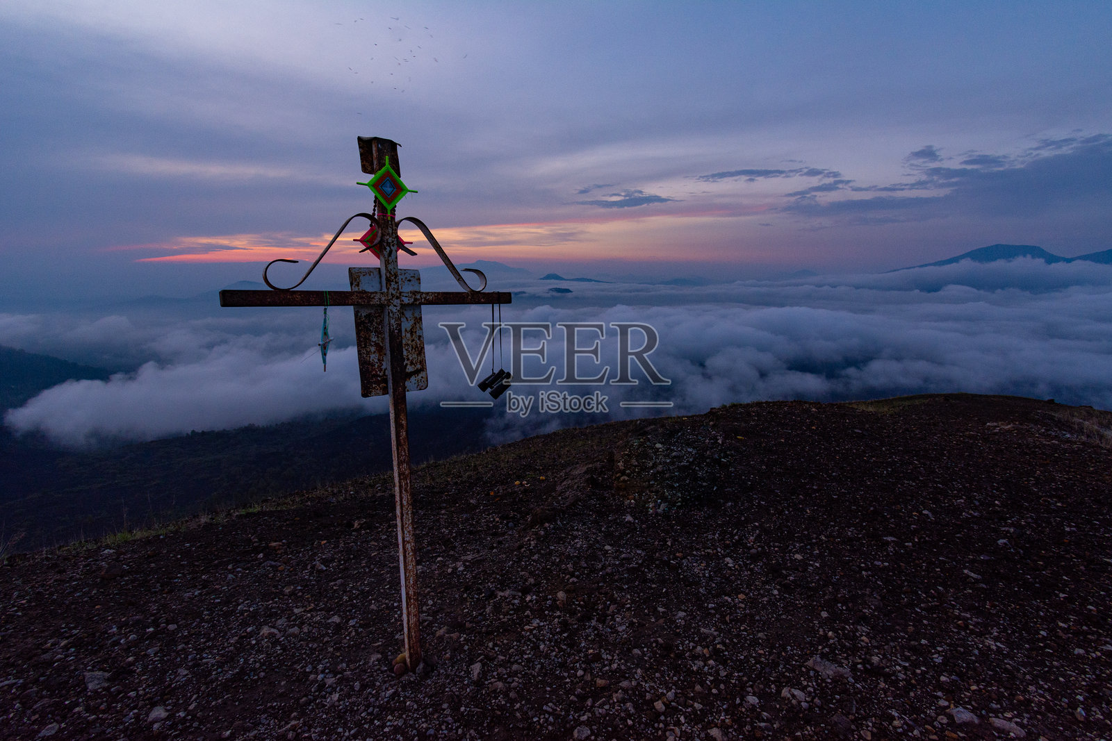 山顶的十字架照片摄影图片