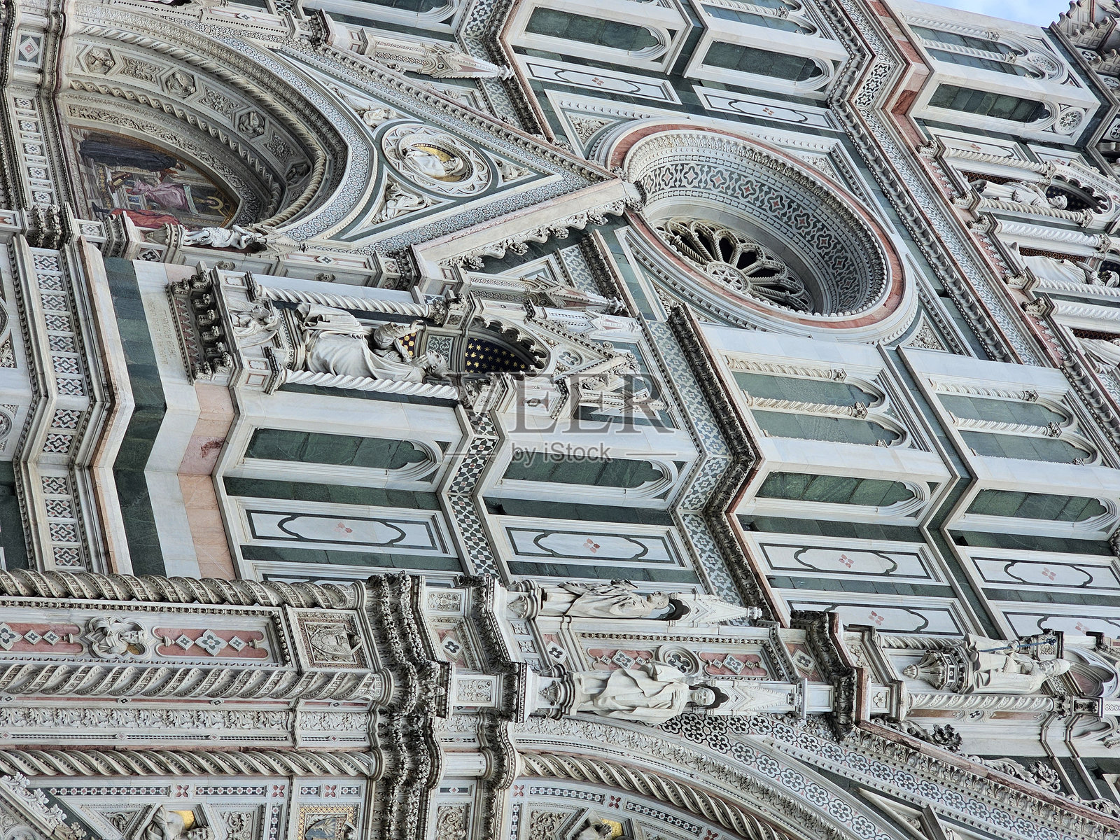 在秋天的日子里探索佛罗伦萨这座城市。照片摄影图片