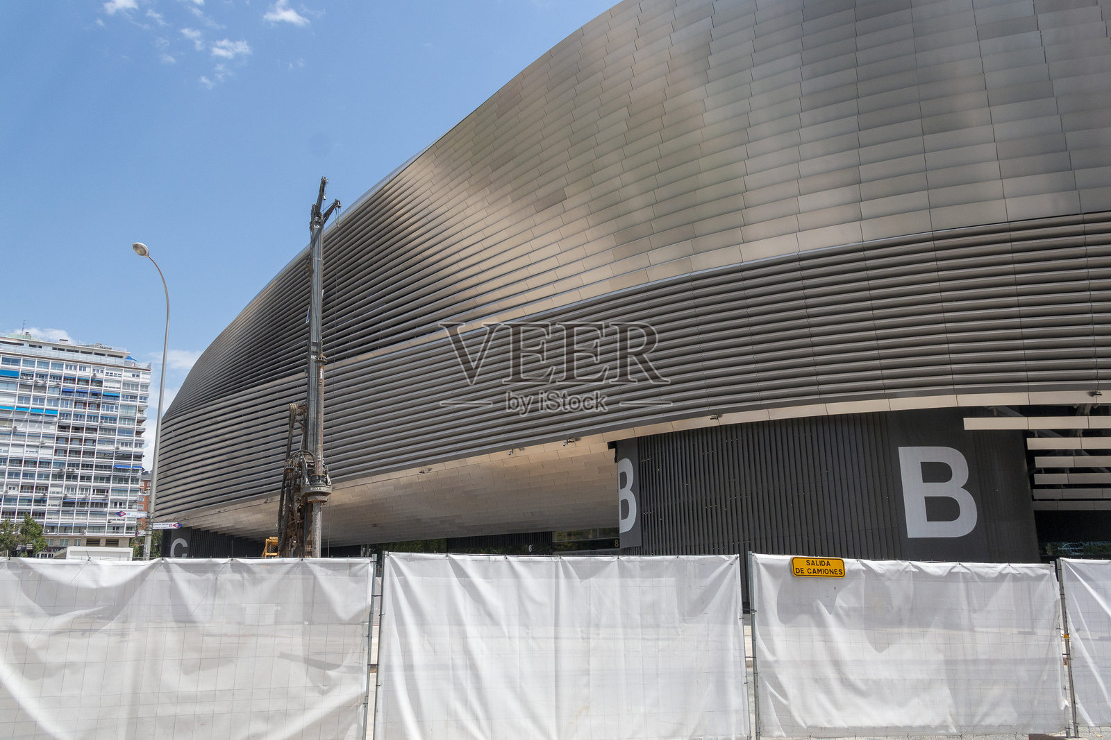 圣地亚哥·伯纳乌体育场，皇家马德里的主场，晴天蓝天白云。照片摄影图片