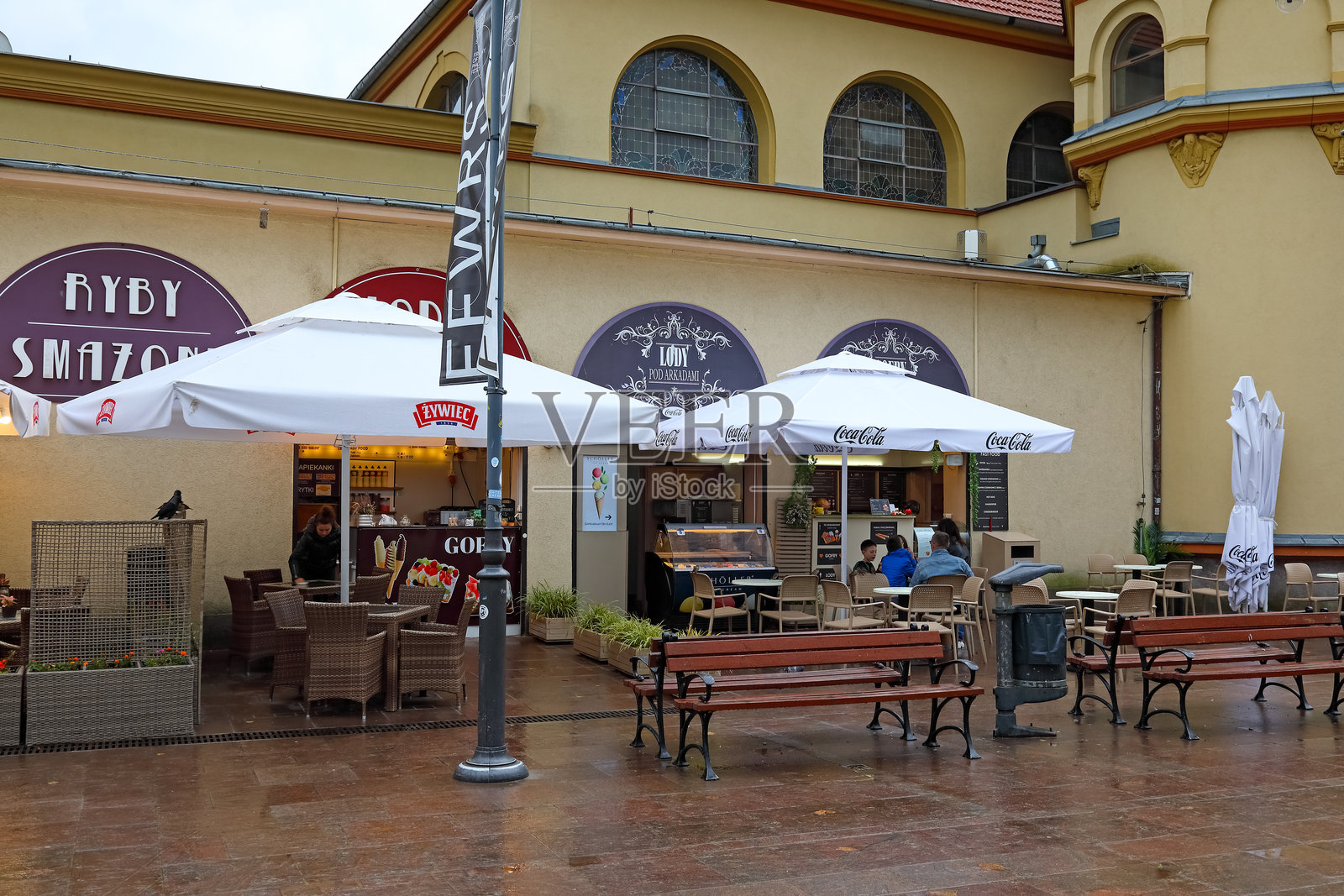 波兰索波特的户外餐厅和冰淇淋店照片摄影图片