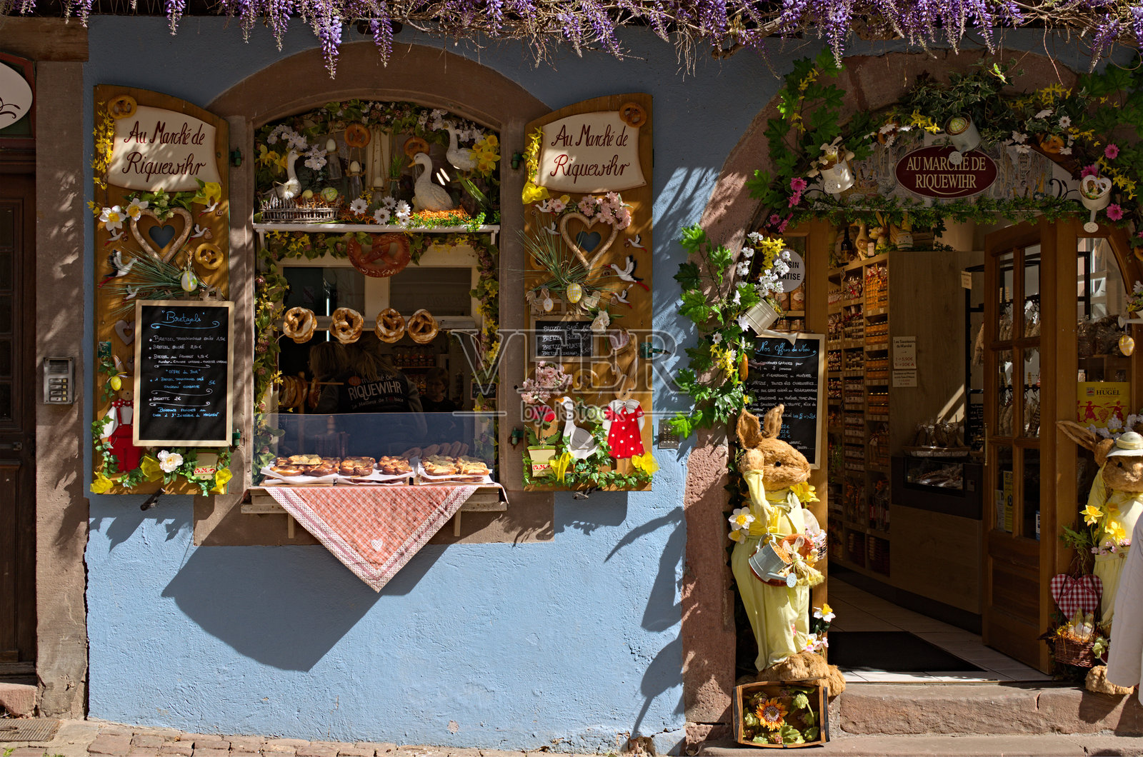 阿尔萨斯东北部典型面包店的风景如画的外观，展示了各种美味的新鲜烘焙产品。照片摄影图片