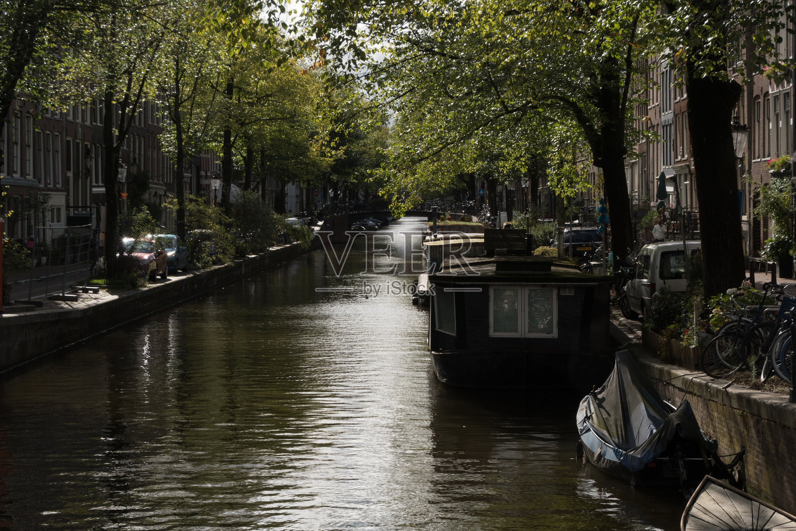 秋天的宁静傍晚，劳里尔运河上的船只照片摄影图片