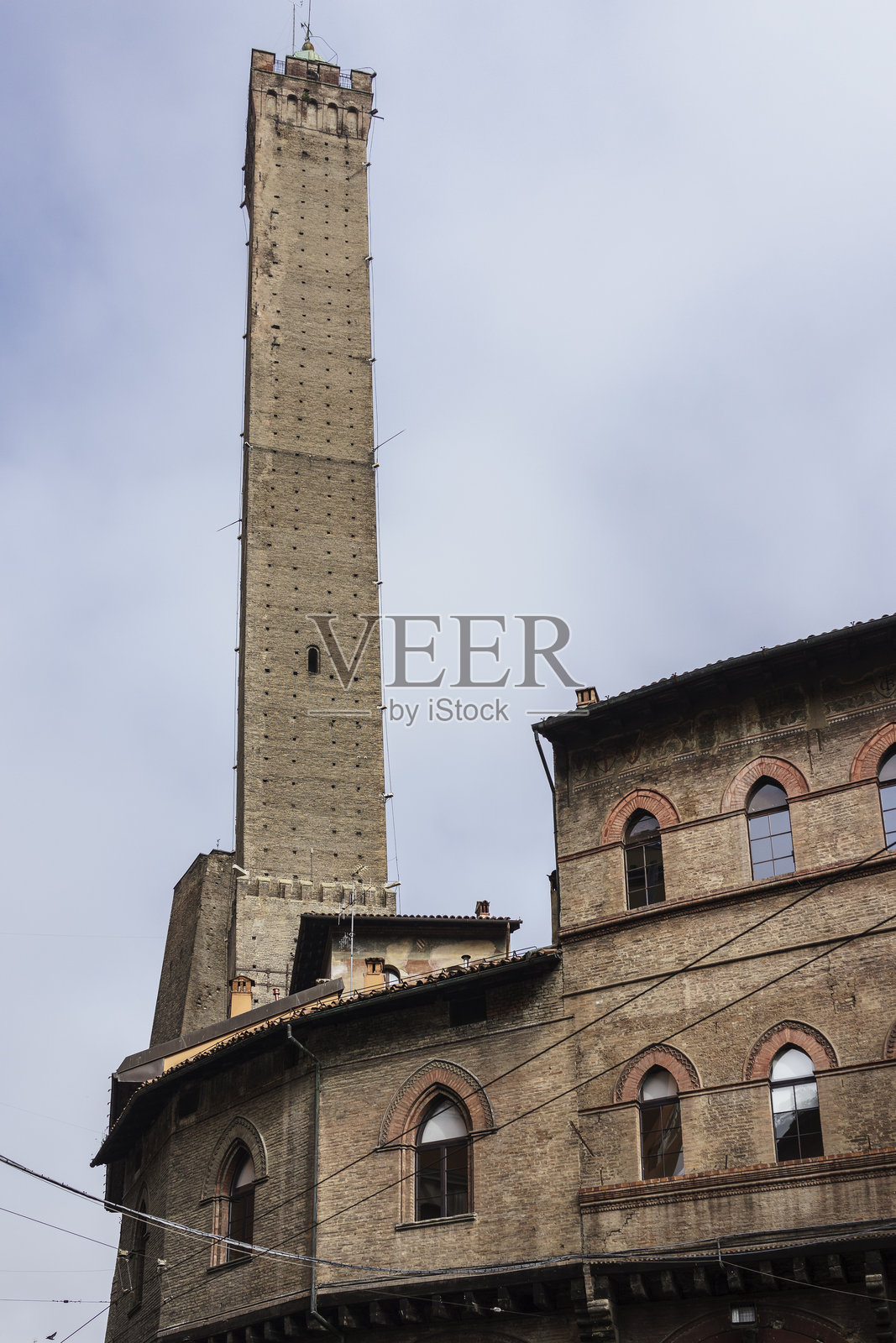 意大利博洛尼亚。阿西内利塔(最高)和加里森达塔(最低)照片摄影图片