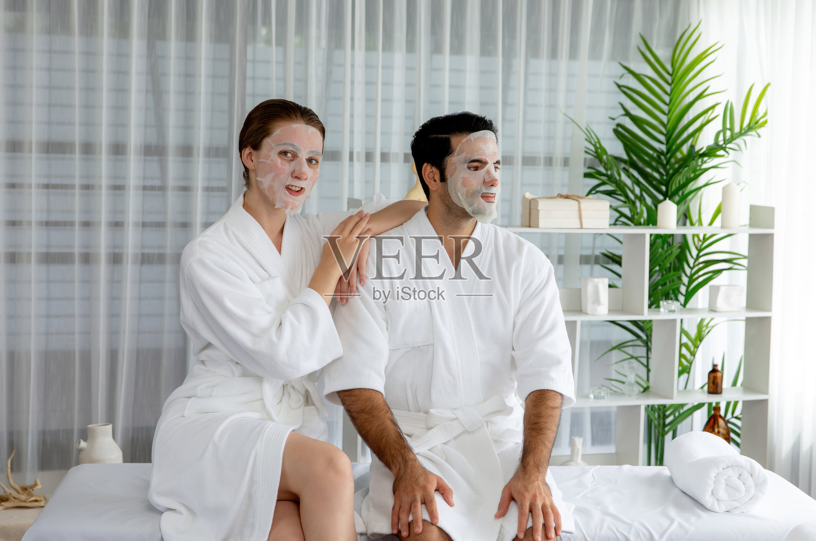 女性顾客享受着使用面部护肤面膜的焕肤时光。安静。照片摄影图片