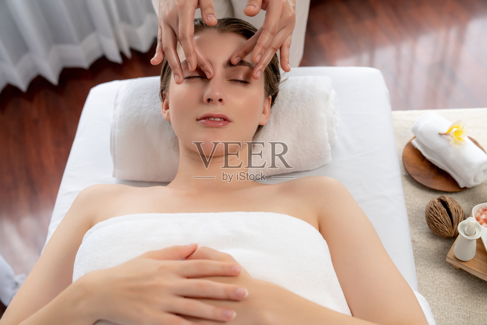 白人女性享受放松的抗压头部按摩。安静的状态照片摄影图片