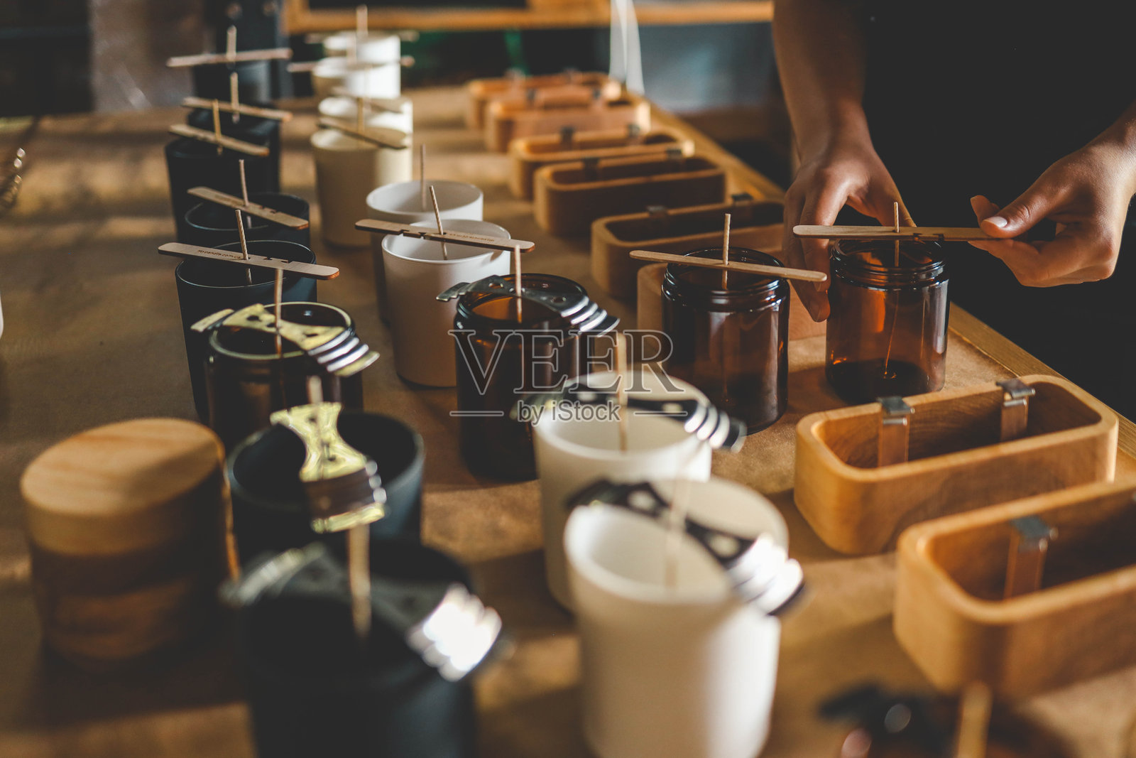 在工作坊制作蜡烛的过程照片摄影图片