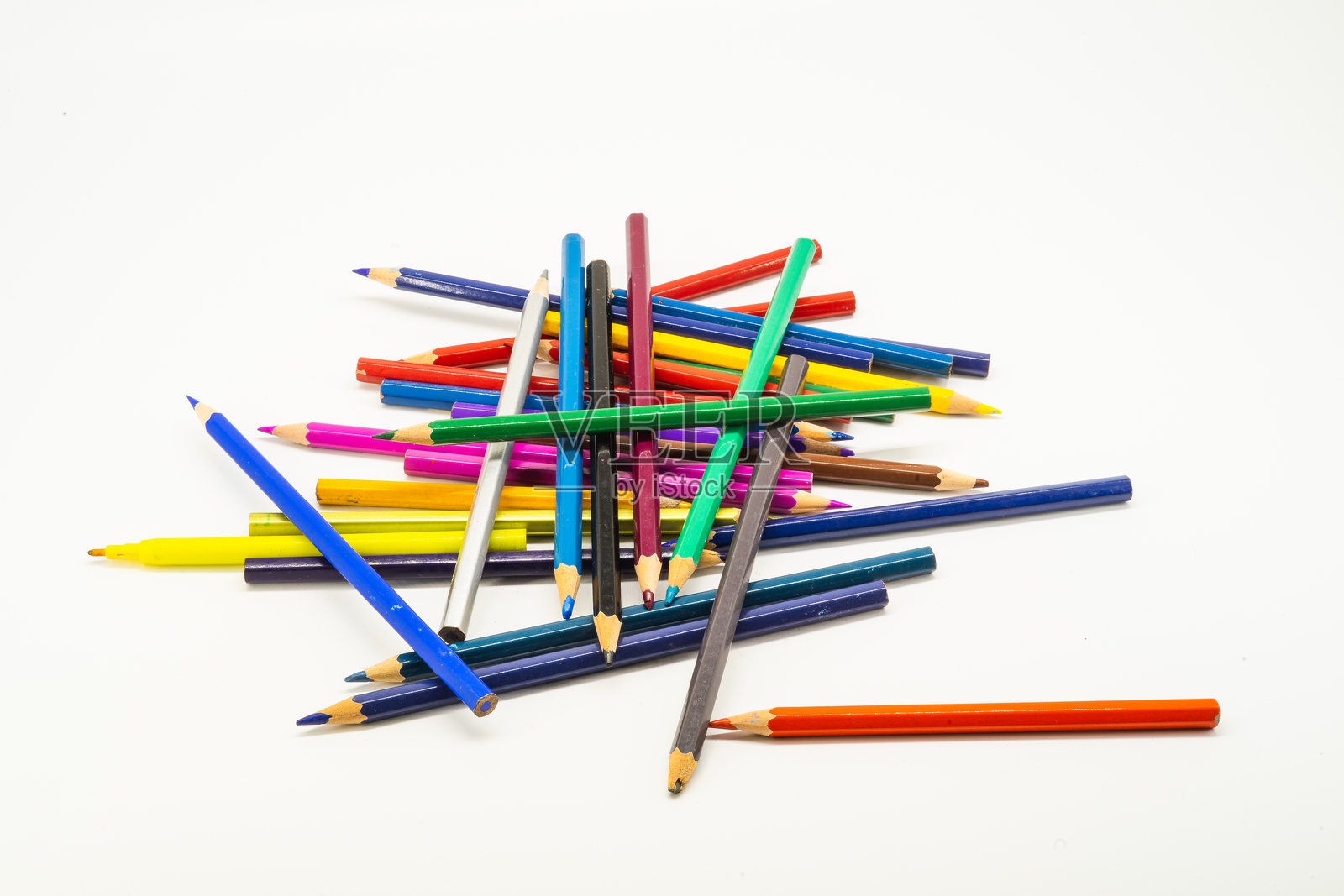 一堆多色铅笔放在白色背景上照片摄影图片