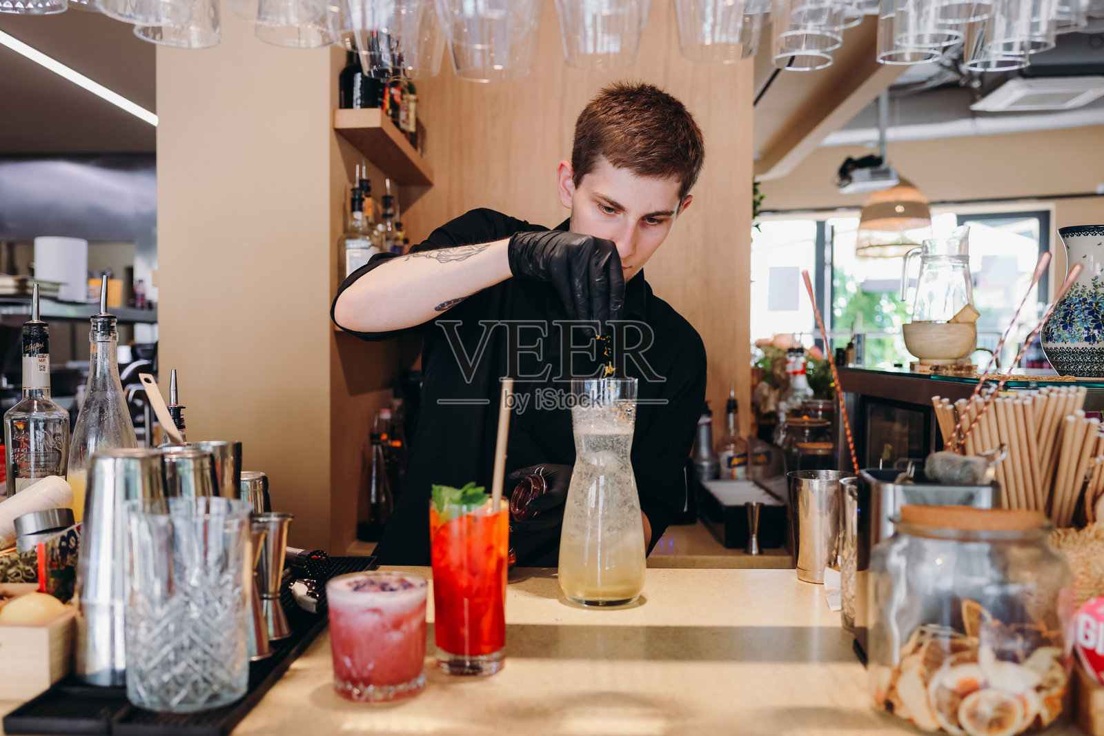 餐厅酒吧的调酒师正在调制鸡尾酒照片摄影图片