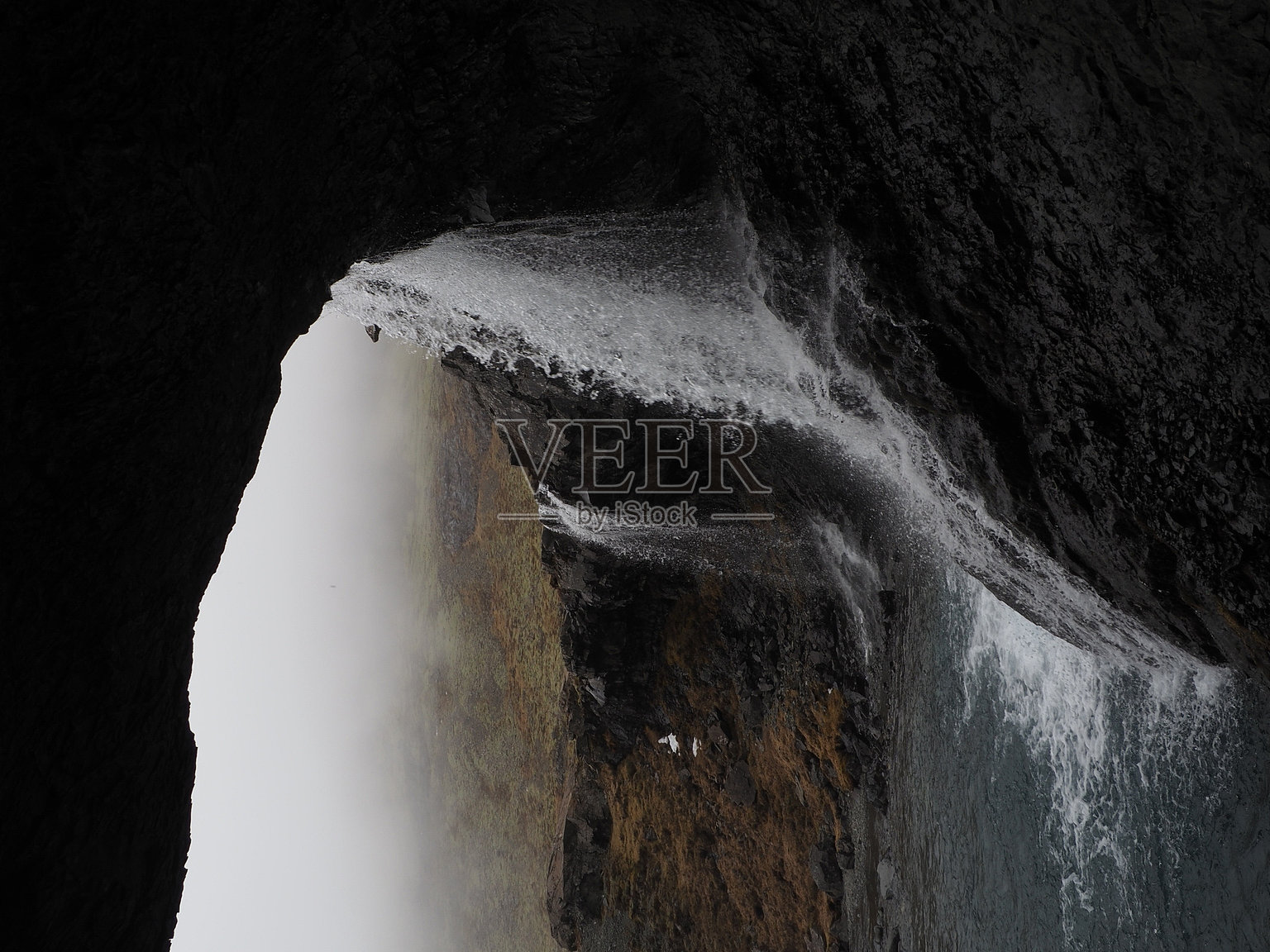 洞穴中的瀑布照片摄影图片