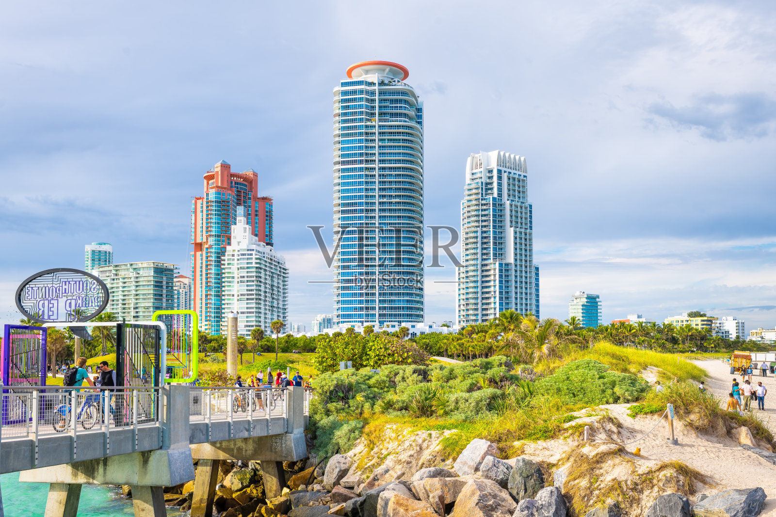 南海滩Lummus公园和海岸滨水建筑,以及南角公园的标志照片摄影图片