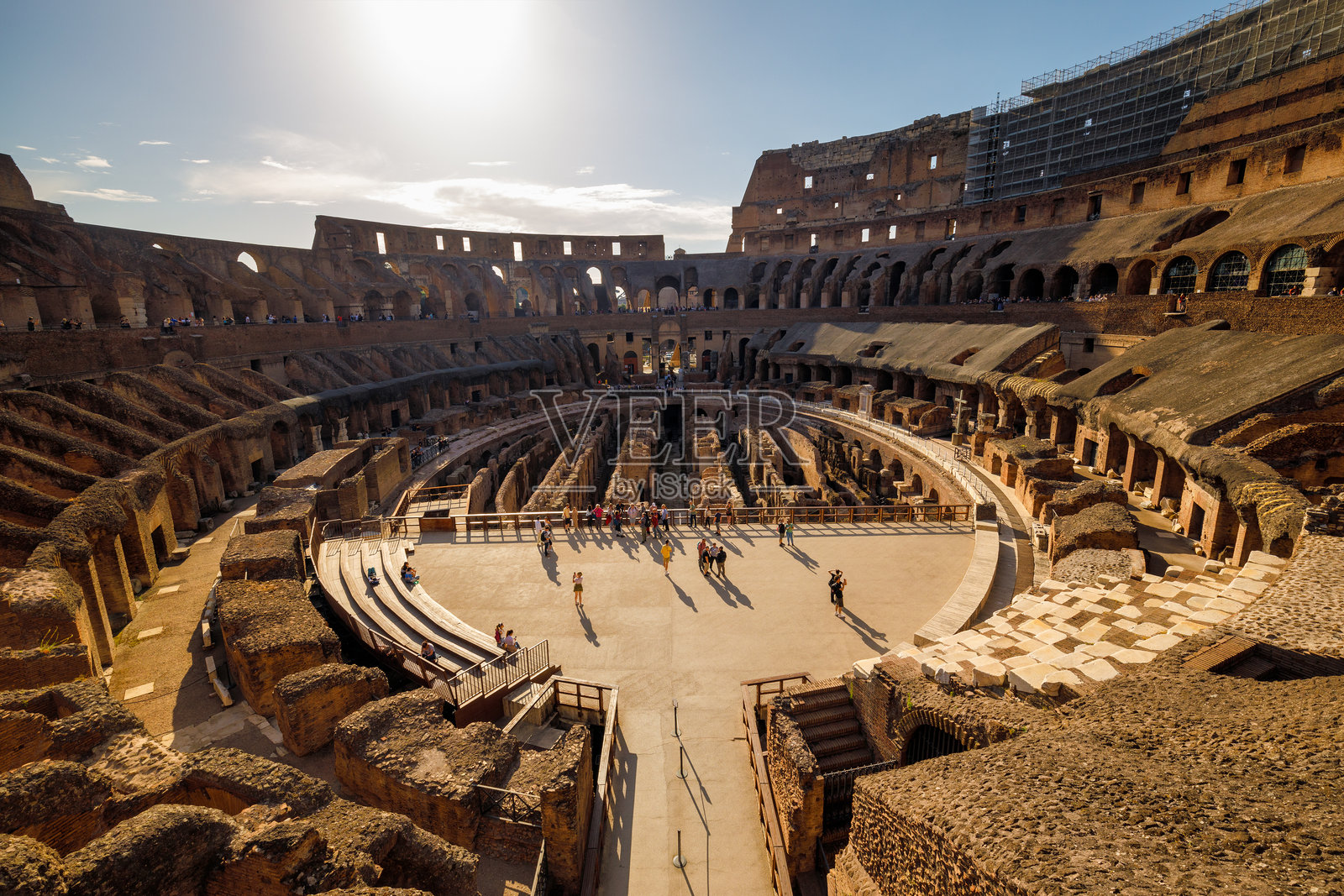 日落时分的罗马斗兽场内部。照片摄影图片