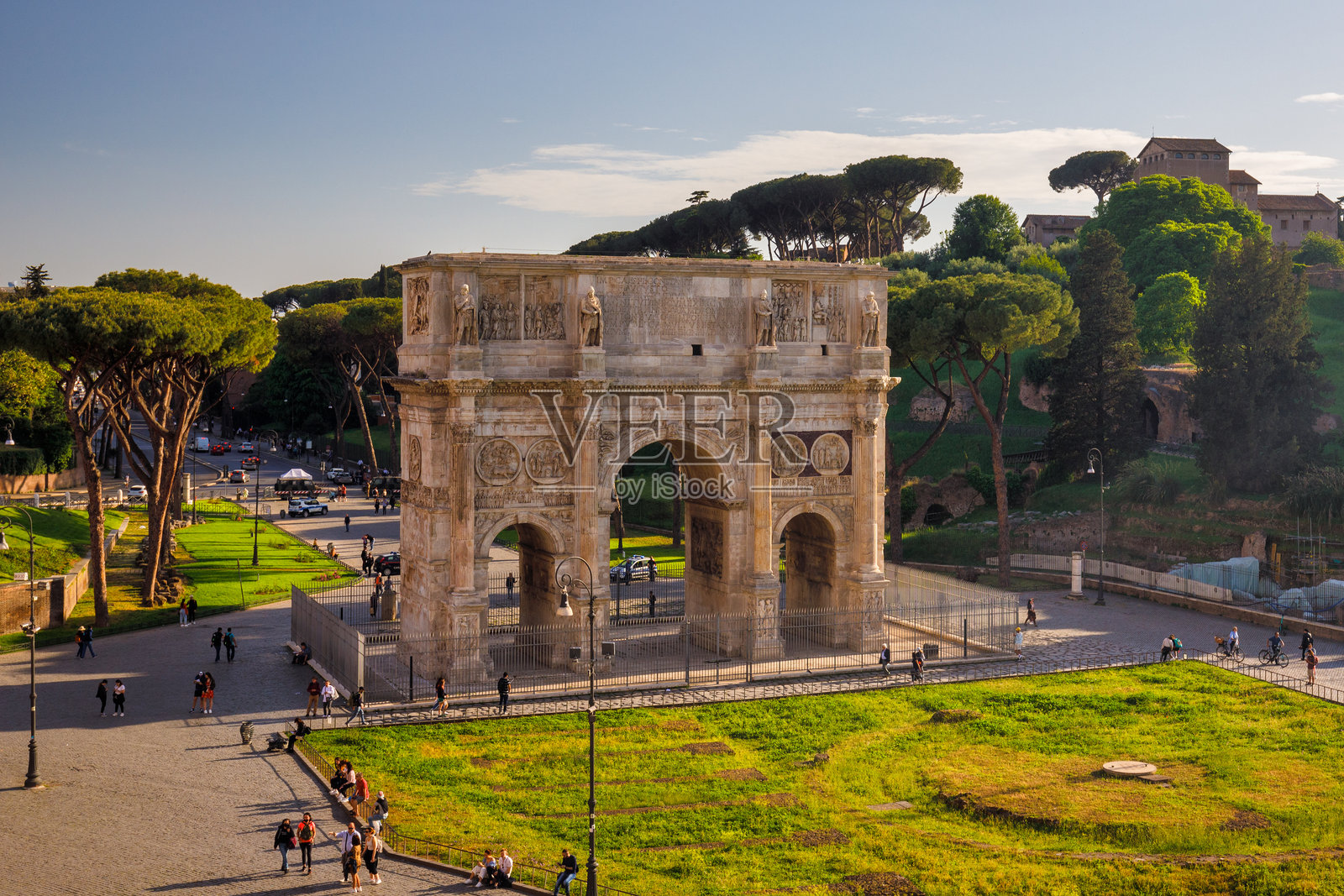 罗马市中心的君士坦丁凯旋门。照片摄影图片