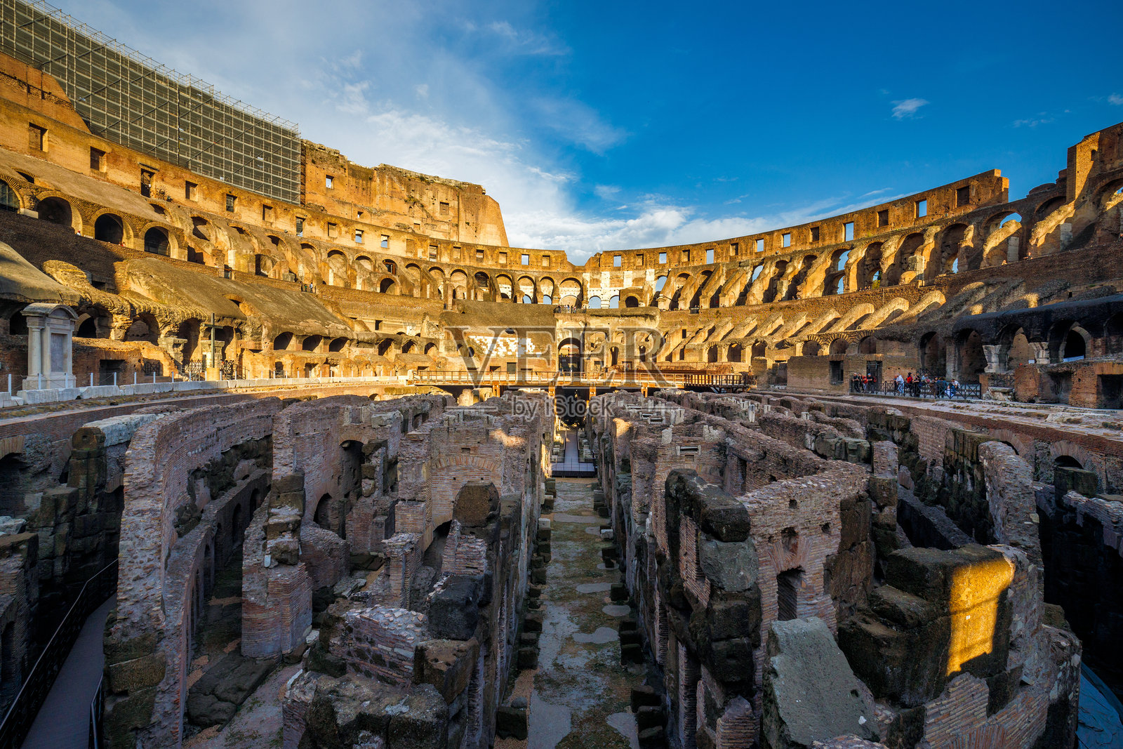 日落时分的罗马斗兽场内部。照片摄影图片