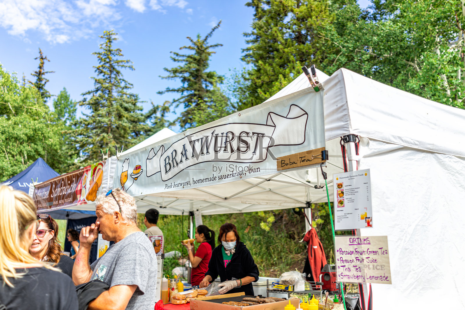 科罗拉多州的农贸市场,食品摊位提供当地香肠照片摄影图片