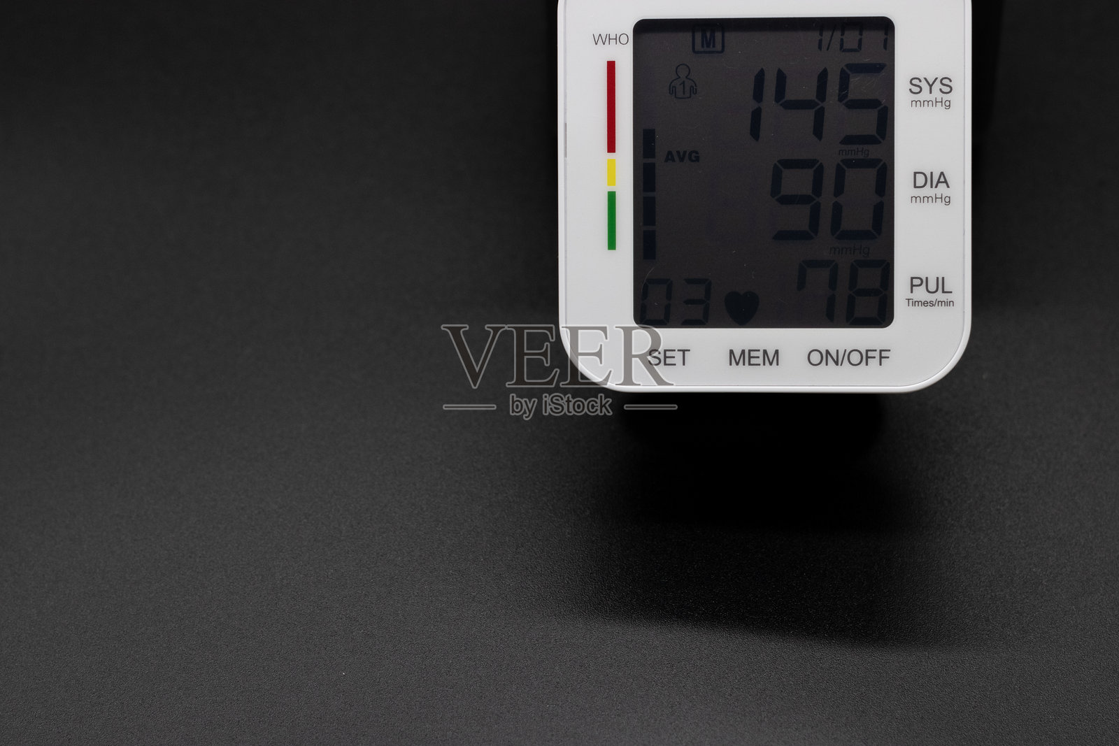 黑色背景上的血压计。照片摄影图片