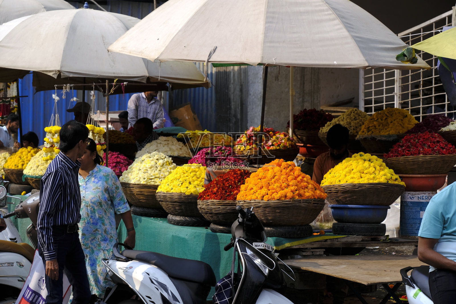 2024年10月30日，印度马哈拉施特拉邦普纳，普纳居民涌向Tulshibaug和Mahathma Phule Mandai进行排灯节购物。照片摄影图片