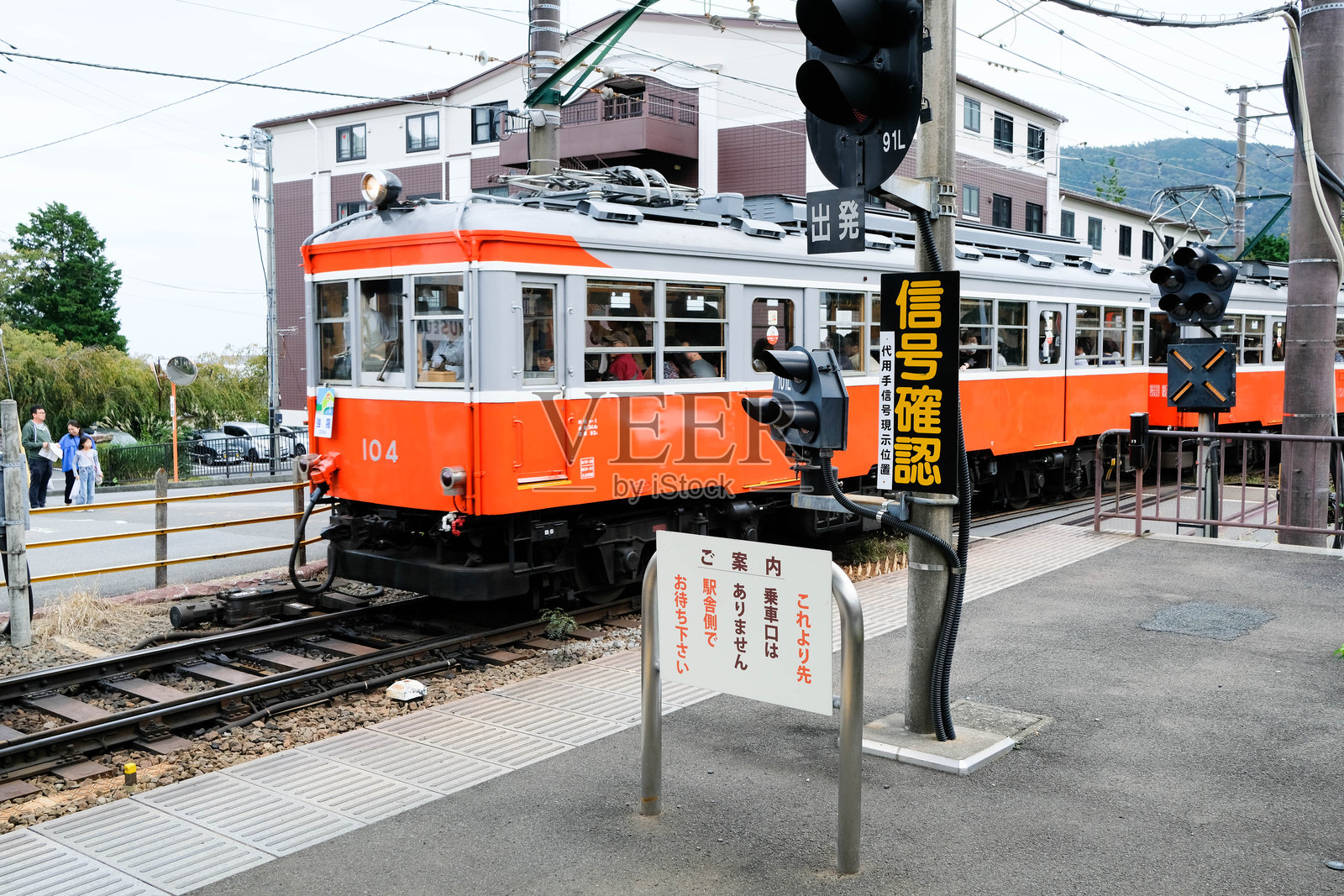 日本强罗：强罗登山铁路列车在白天经过强罗车站照片摄影图片