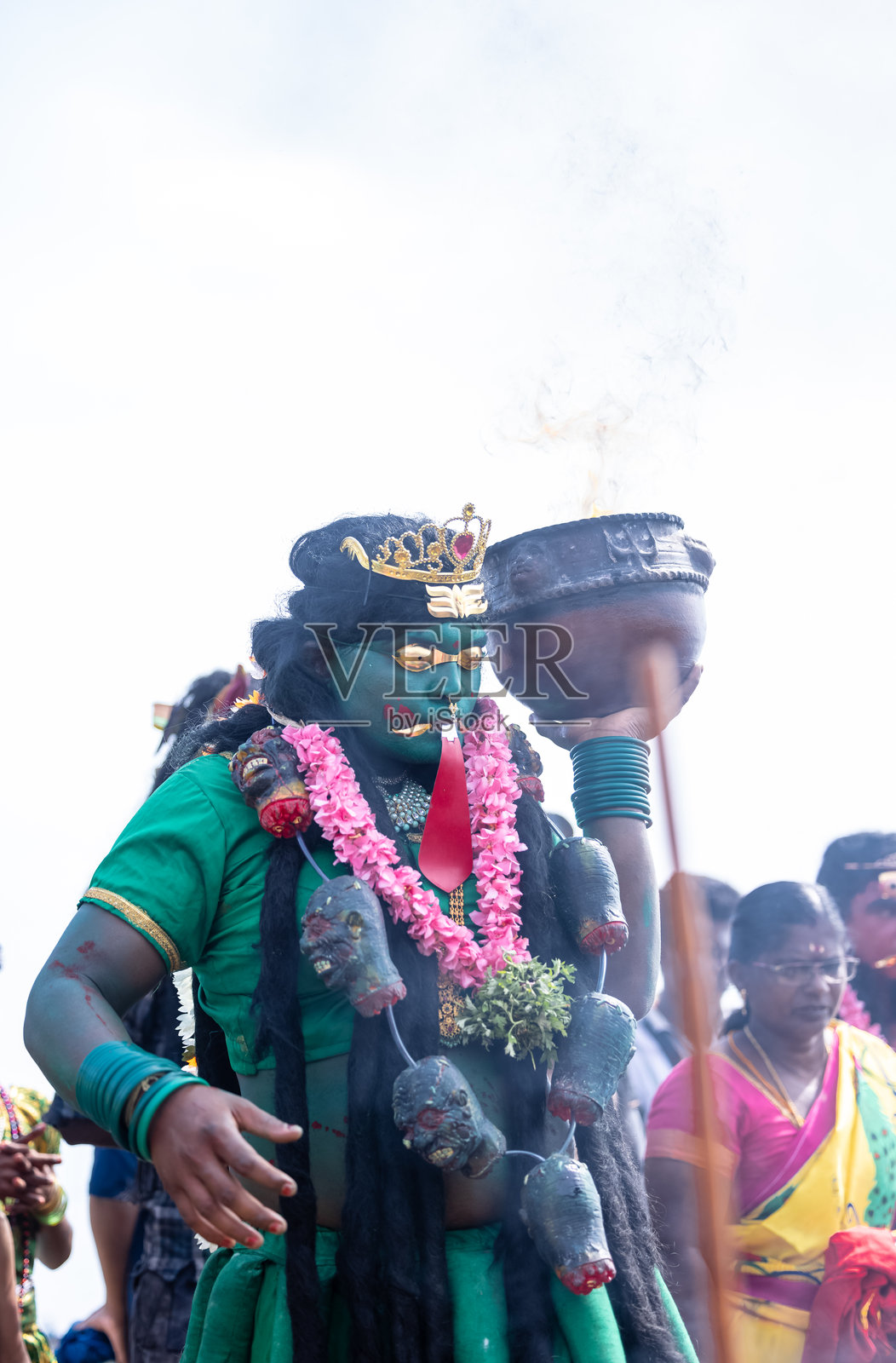 在库拉赛达萨拉节上涂面彩的信徒照片摄影图片
