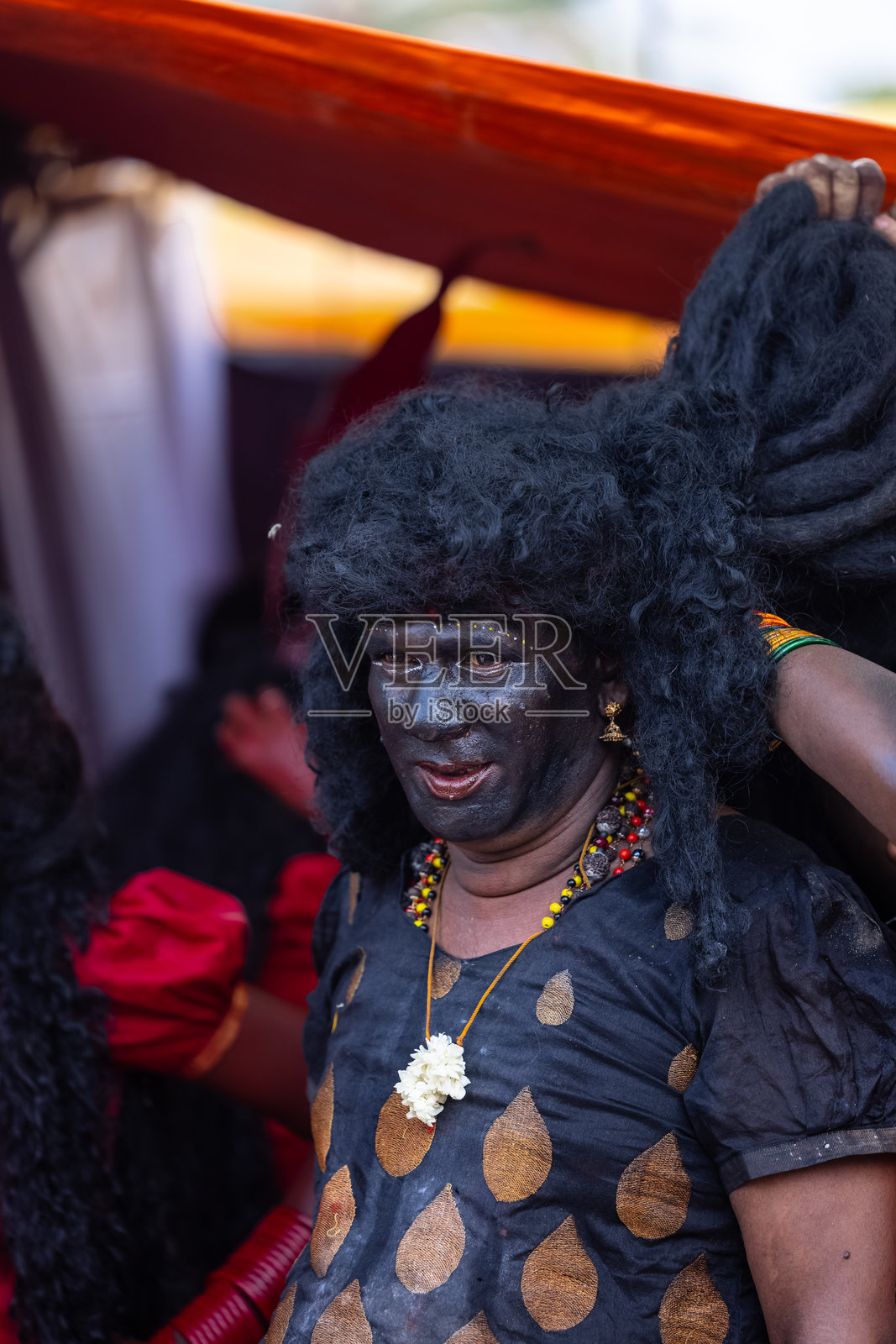 在库拉赛达萨拉节上，面部涂彩的信徒照片摄影图片