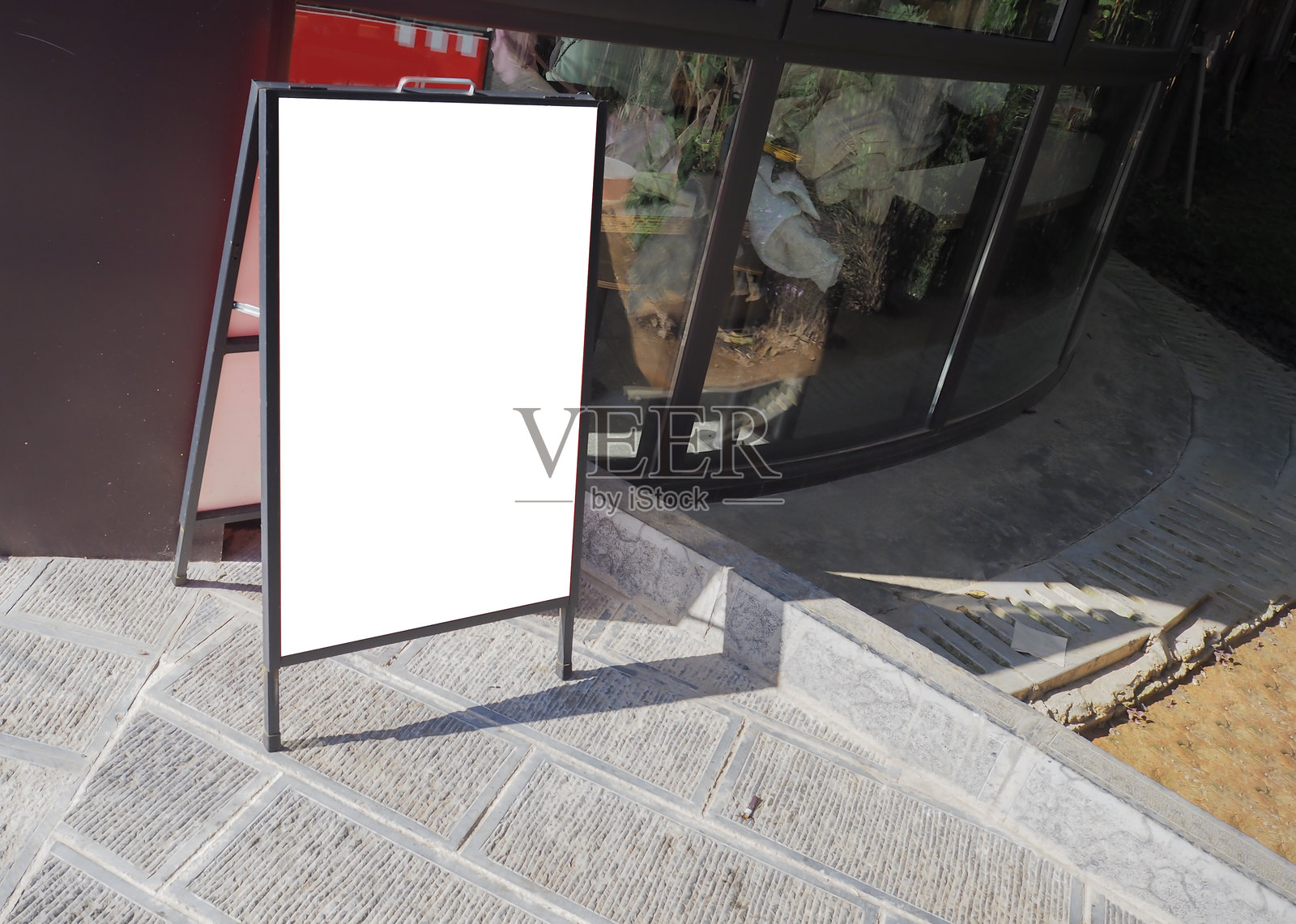 空的菜单板架。餐厅人行道标牌。商店或咖啡馆附近的独立A框板。照片摄影图片