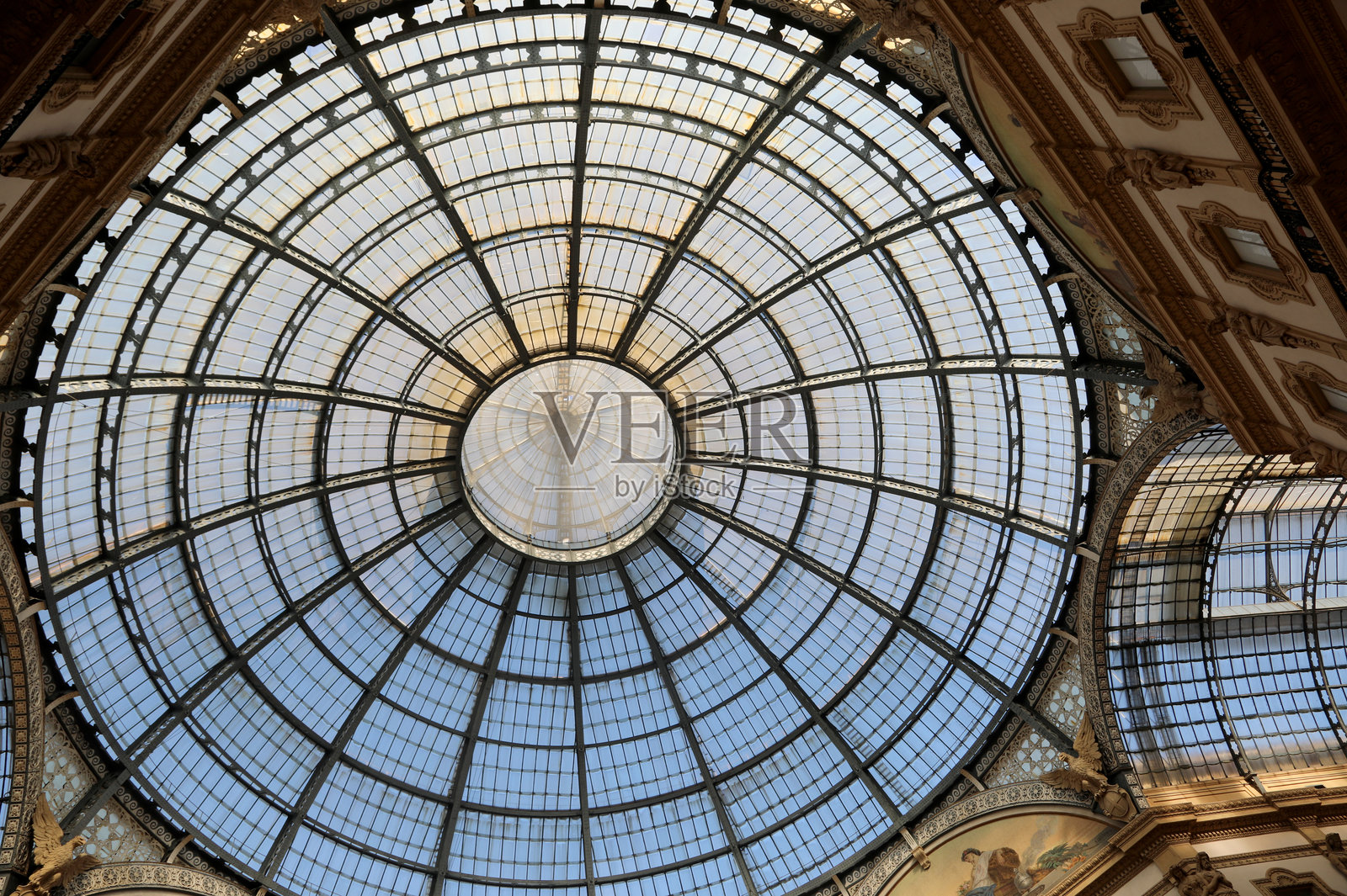 维托里奥·埃马努埃尔二世购物画廊的玻璃拱顶，意为意大利王国的第一位国王。照片摄影图片