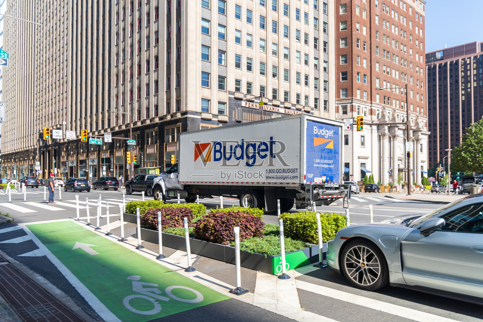 一辆预算卡车正在城市街道上行驶照片摄影图片