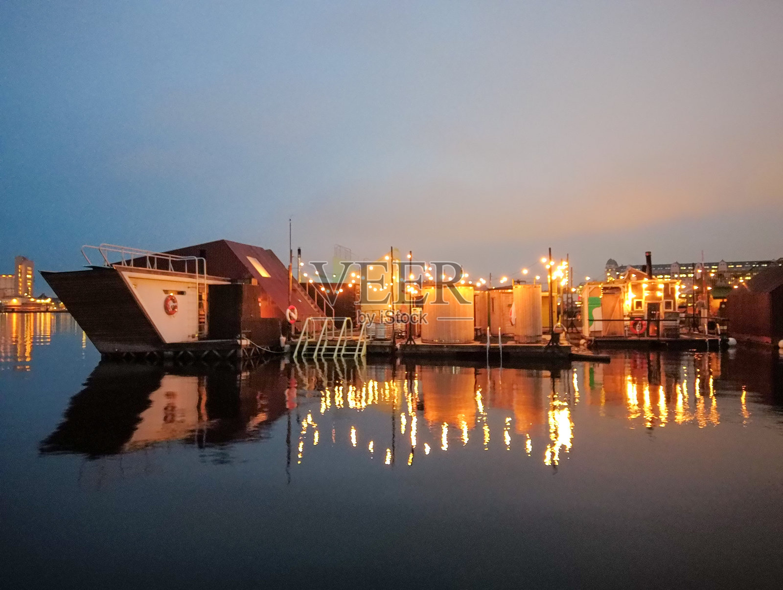 挪威奥斯陆，2024年10月18日：市中心水面上的独立桑拿房。受欢迎的挪威桑拿。照片摄影图片