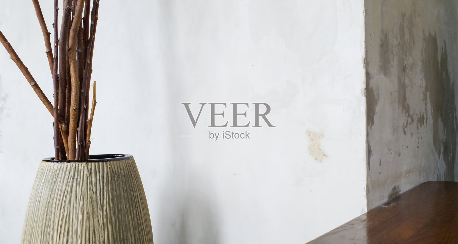 空白的混凝土墙角与一个装有干枝的艺术花盆相配照片摄影图片