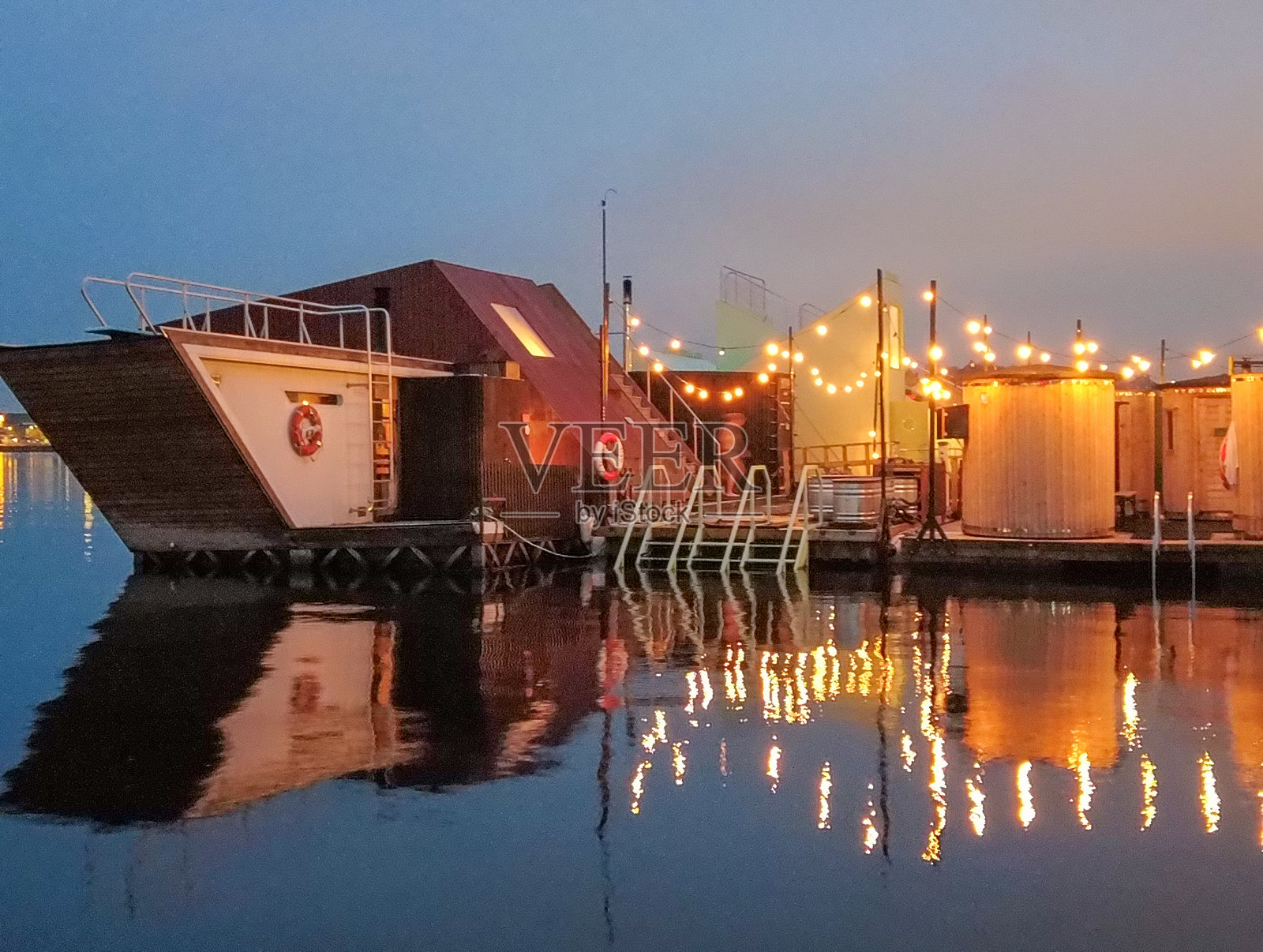 挪威奥斯陆,2024年10月18日:市中心水面上的独立桑拿房。受欢迎的挪威桑拿。照片摄影图片