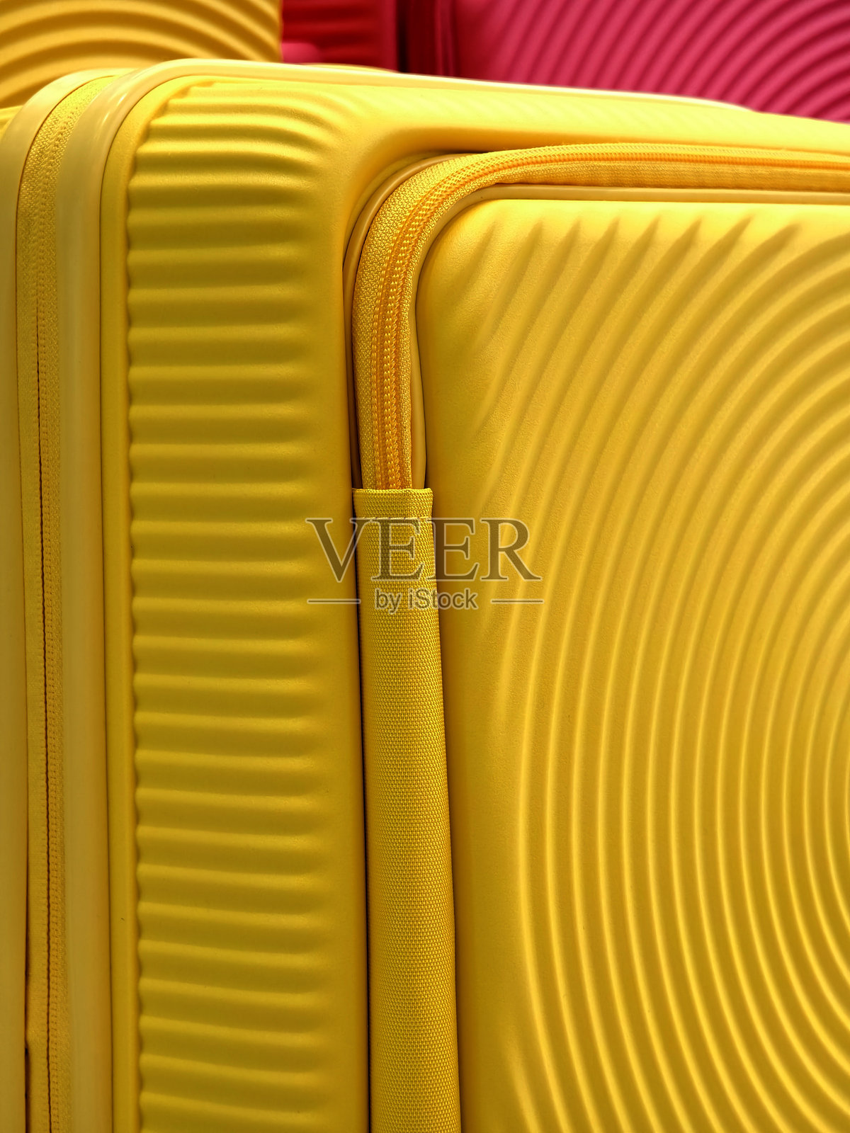 一堆色彩斑斓的行李箱被精心堆放在一起照片摄影图片