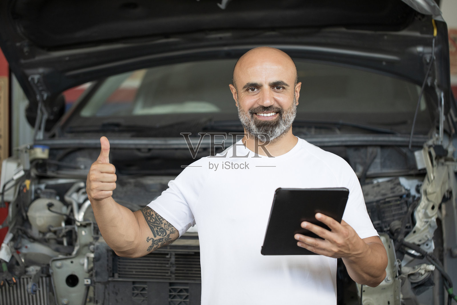 中东修理工在车库里的肖像照片摄影图片