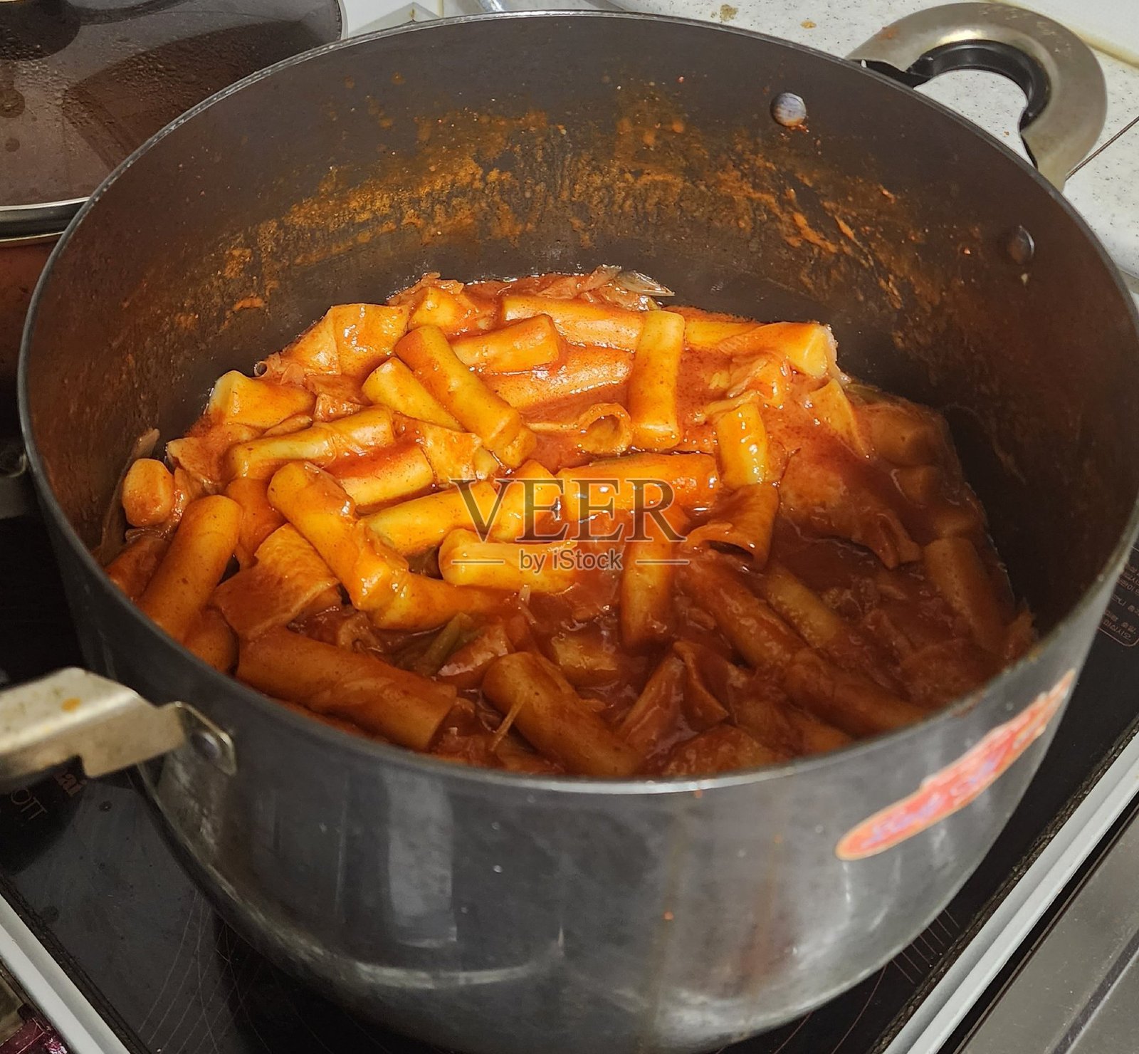 辣炒年糕，最著名的韩国街头小吃。香辣、嚼劲十足的米糕配上美味的酱汁。照片摄影图片