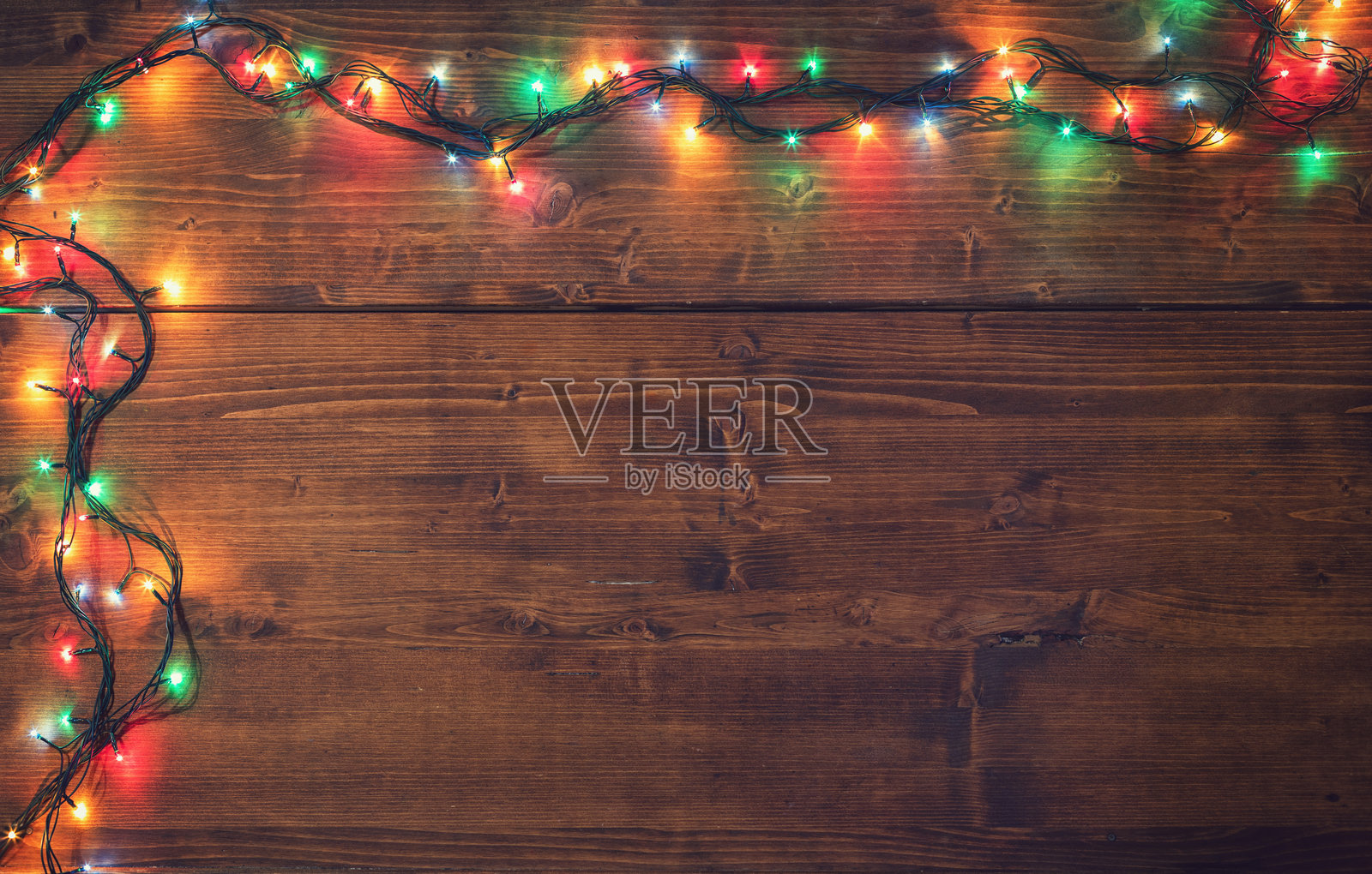 空旷的乡村风格木质背景，装饰着圣诞灯饰照片摄影图片
