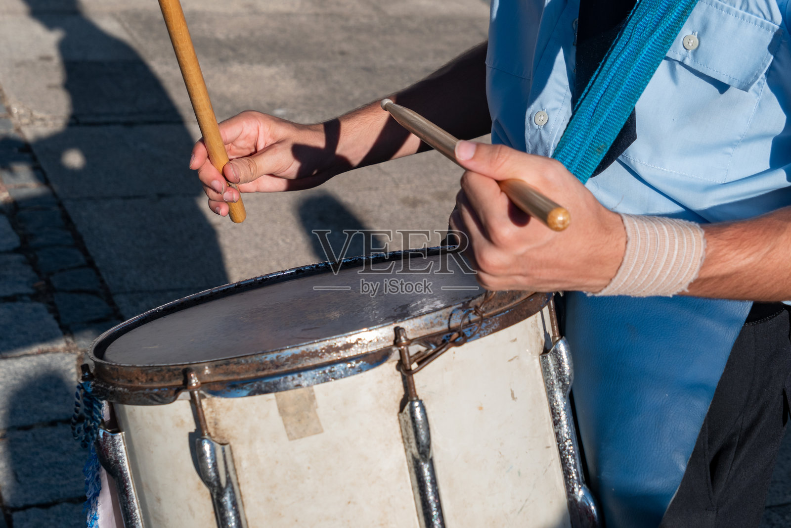 打击乐队为传统游行增添活力照片摄影图片