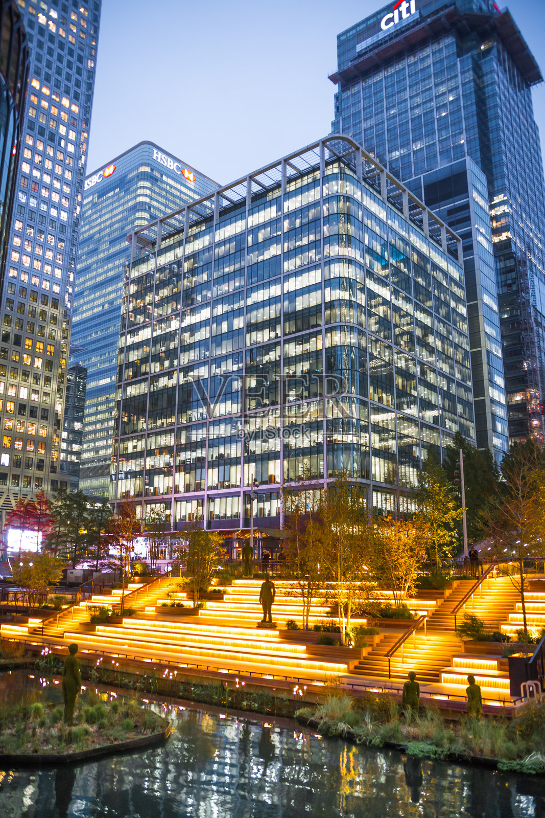 伦敦金丝雀码头商业和金融中心,夜晚灯光。办公大楼和公司的摩天大楼。照片摄影图片