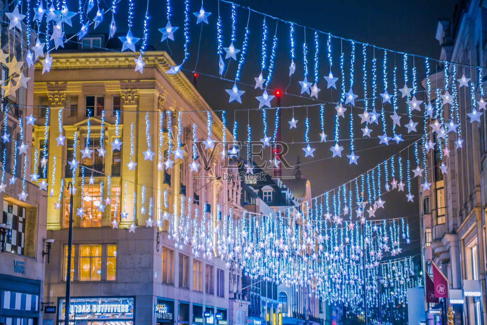 牛津圆环的圣诞灯光，伦敦为圣诞节和2025年新年庆祝活动而点亮。熙熙攘攘的街道，人们享受着灯光并进行购物。照片摄影图片
