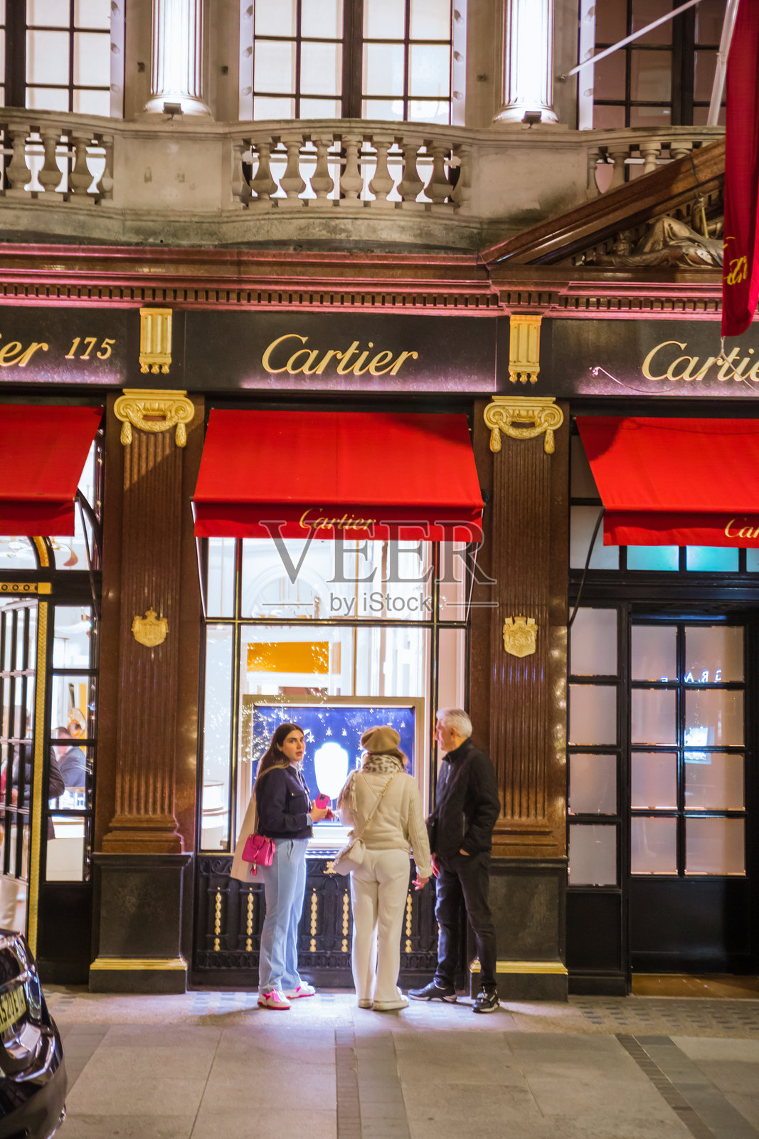 邦德街的圣诞灯饰。伦敦为圣诞节和2025年新年庆祝活动而点亮。熙熙攘攘的街道，人们享受着灯光并进行购物。照片摄影图片