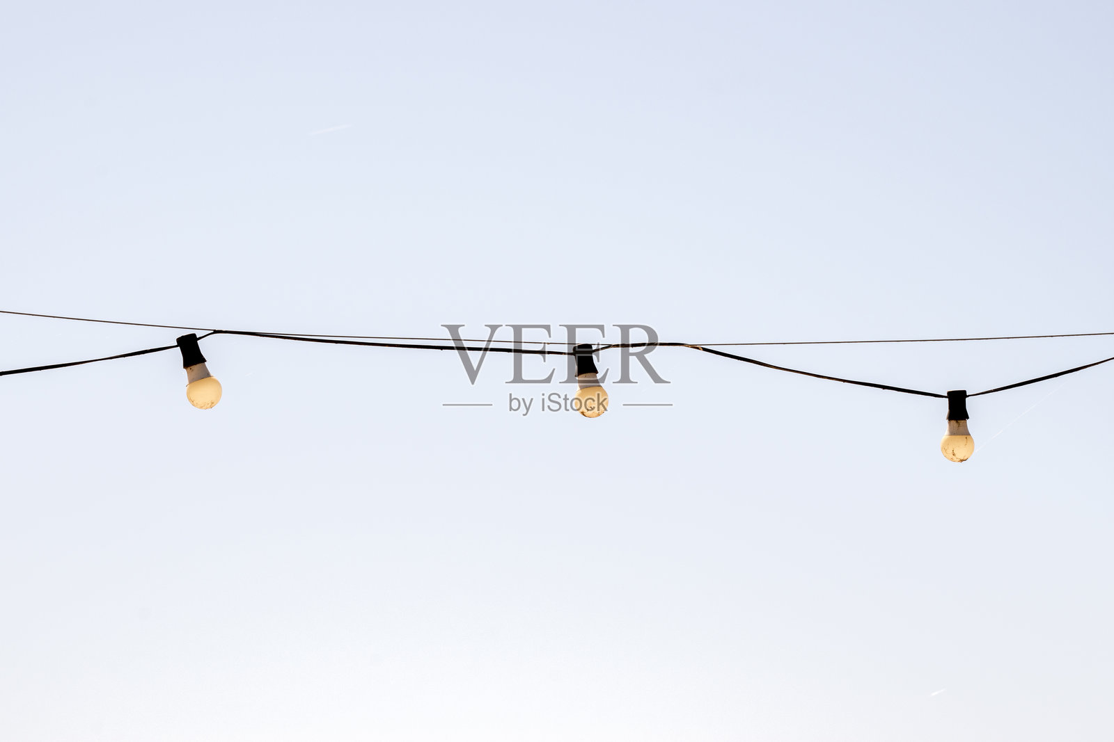 悬挂串灯以照明。照片摄影图片