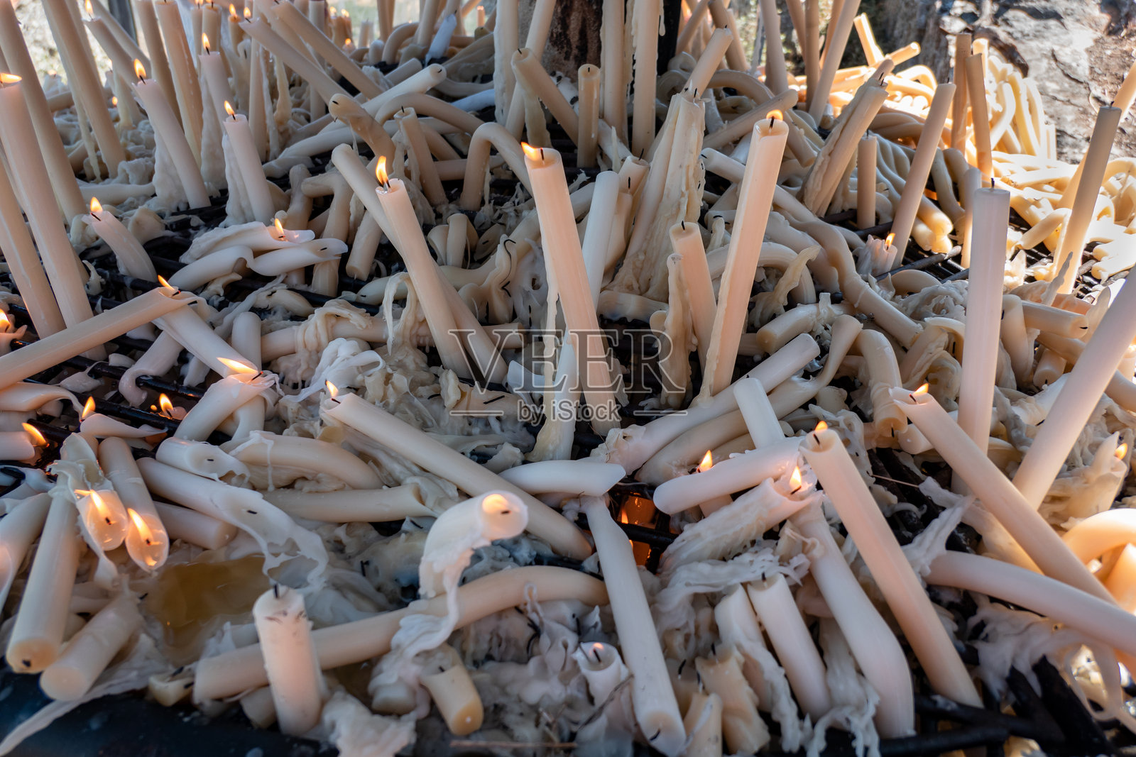 承诺圣殿中的蜡烛仪式照片摄影图片