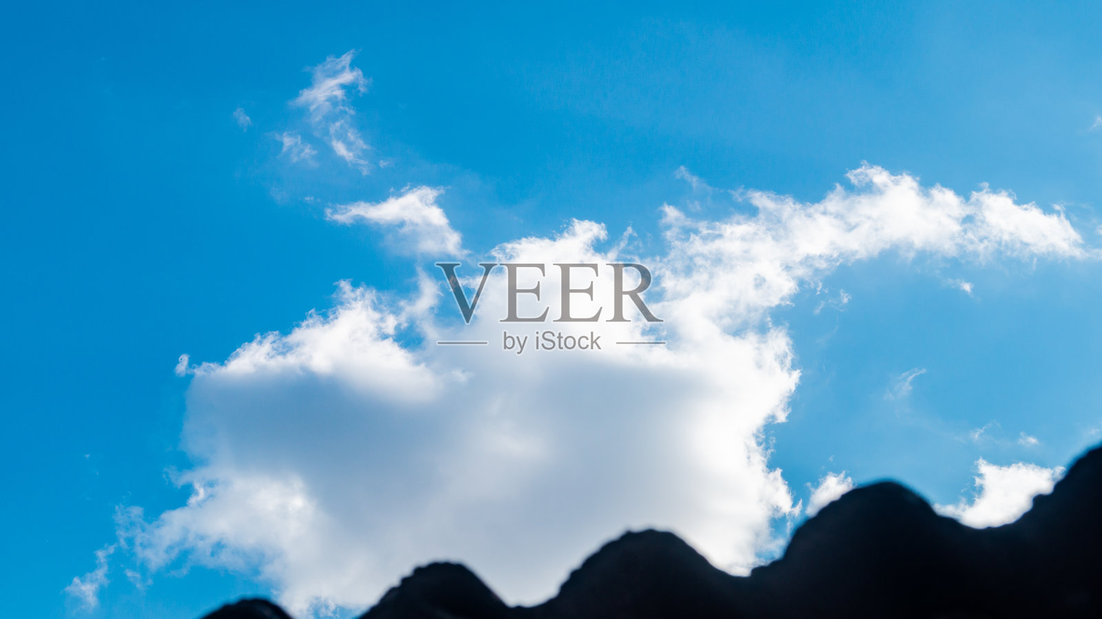 阳光照耀下的明亮蓝天与白云照片摄影图片