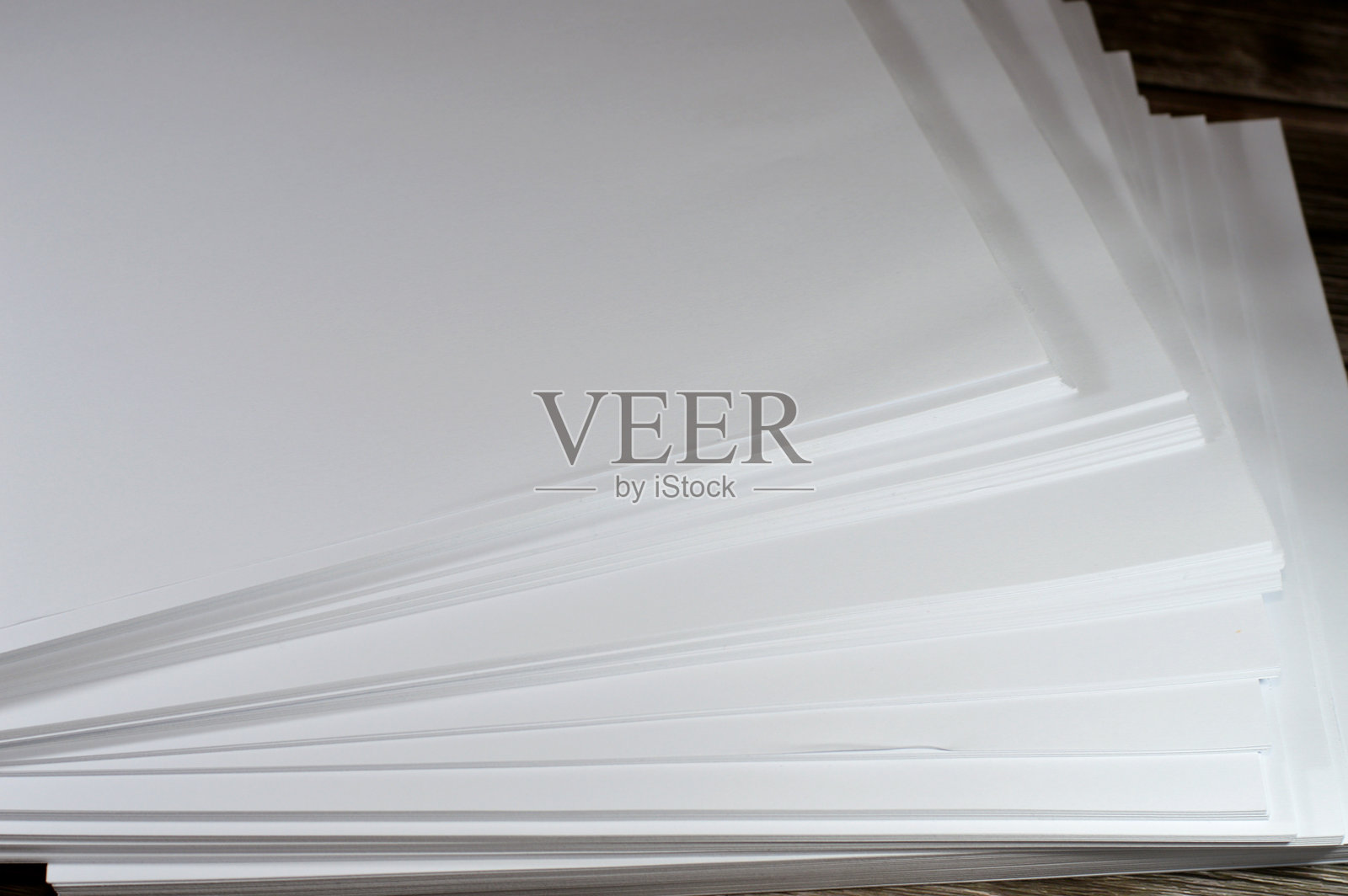 激光超白A4纸，纸张尺寸由ISO 216标准定义，尺寸为210 x 297毫米，用作书写纸和印刷文件。照片摄影图片