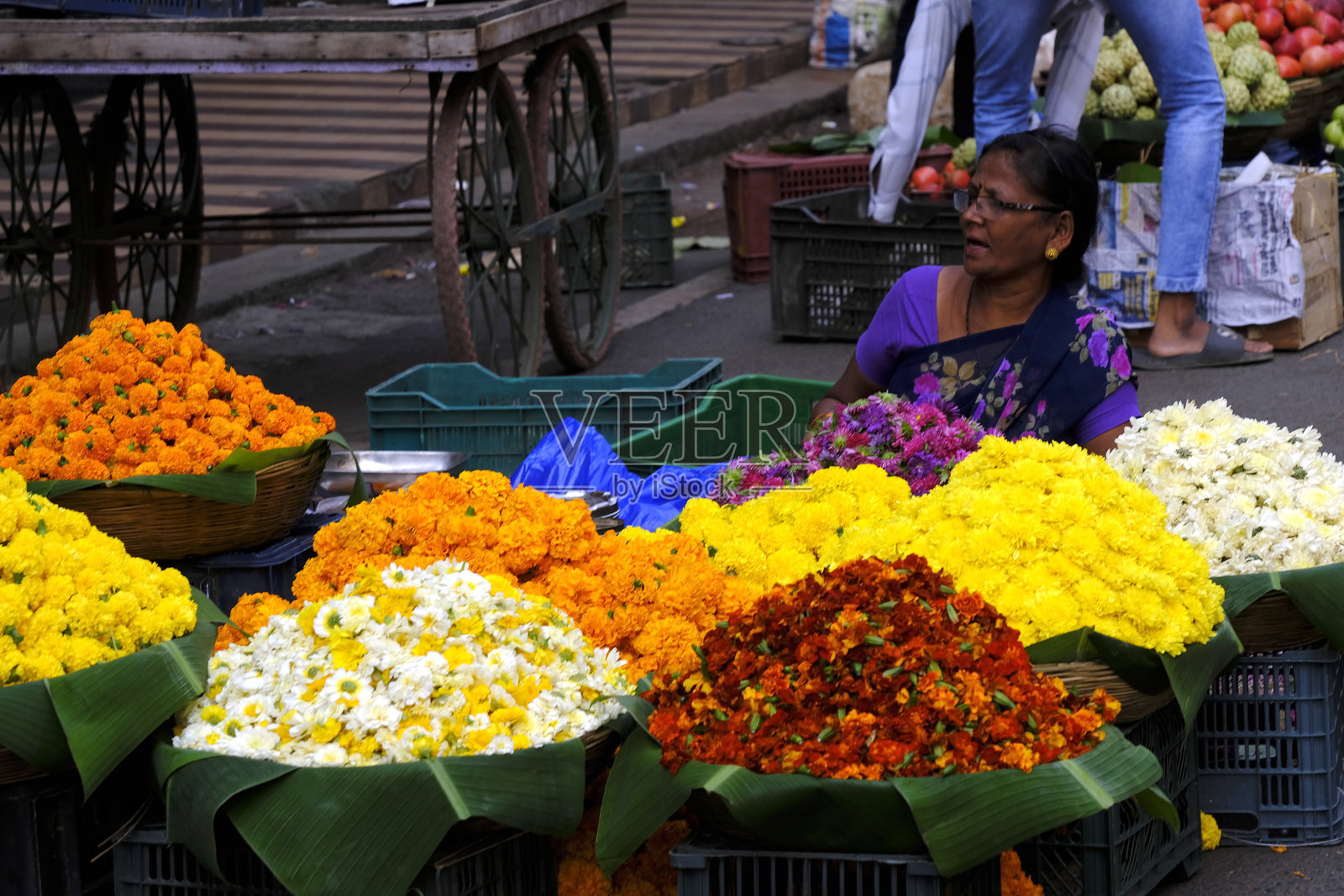 2024年10月30日,印度马哈拉施特拉邦普纳,普纳居民涌向Tulshibaug和Mahathma Phule Mandai进行排灯节购物。照片摄影图片