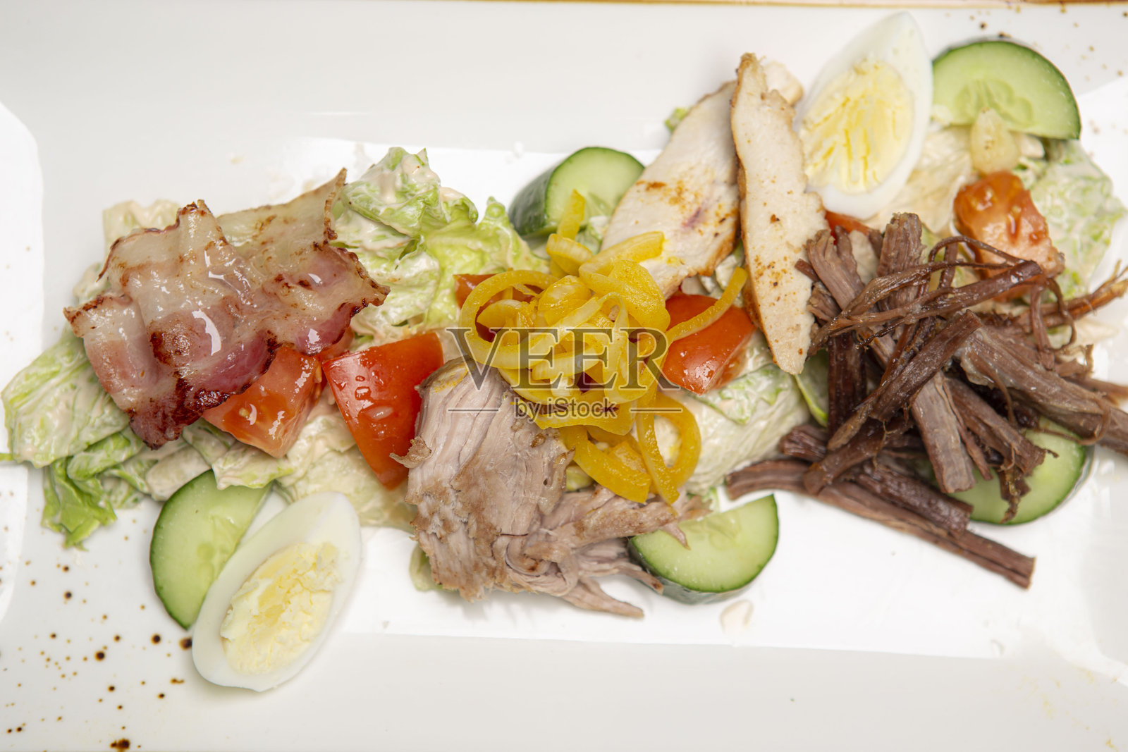 温暖的肉类沙拉照片摄影图片