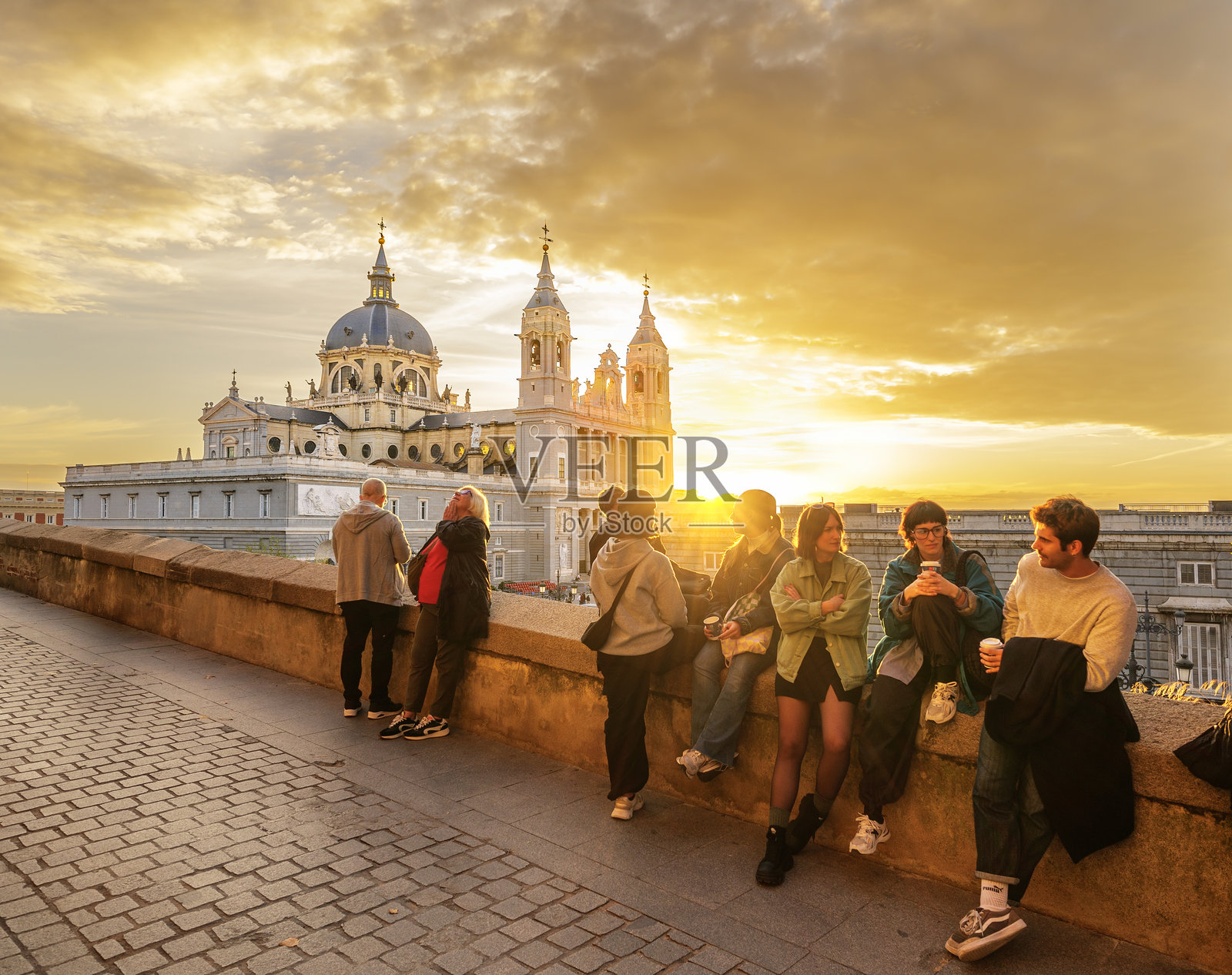 从拉拉花园俯瞰的马德里西班牙大教堂日落景色照片摄影图片