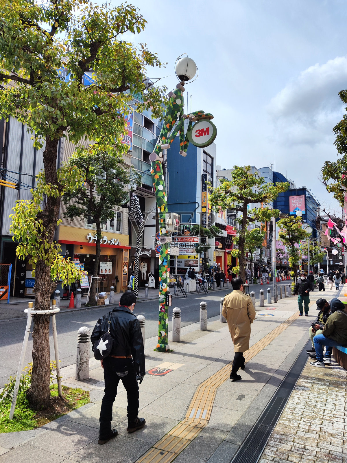 在日本大阪的美国村，人们在散步。照片摄影图片