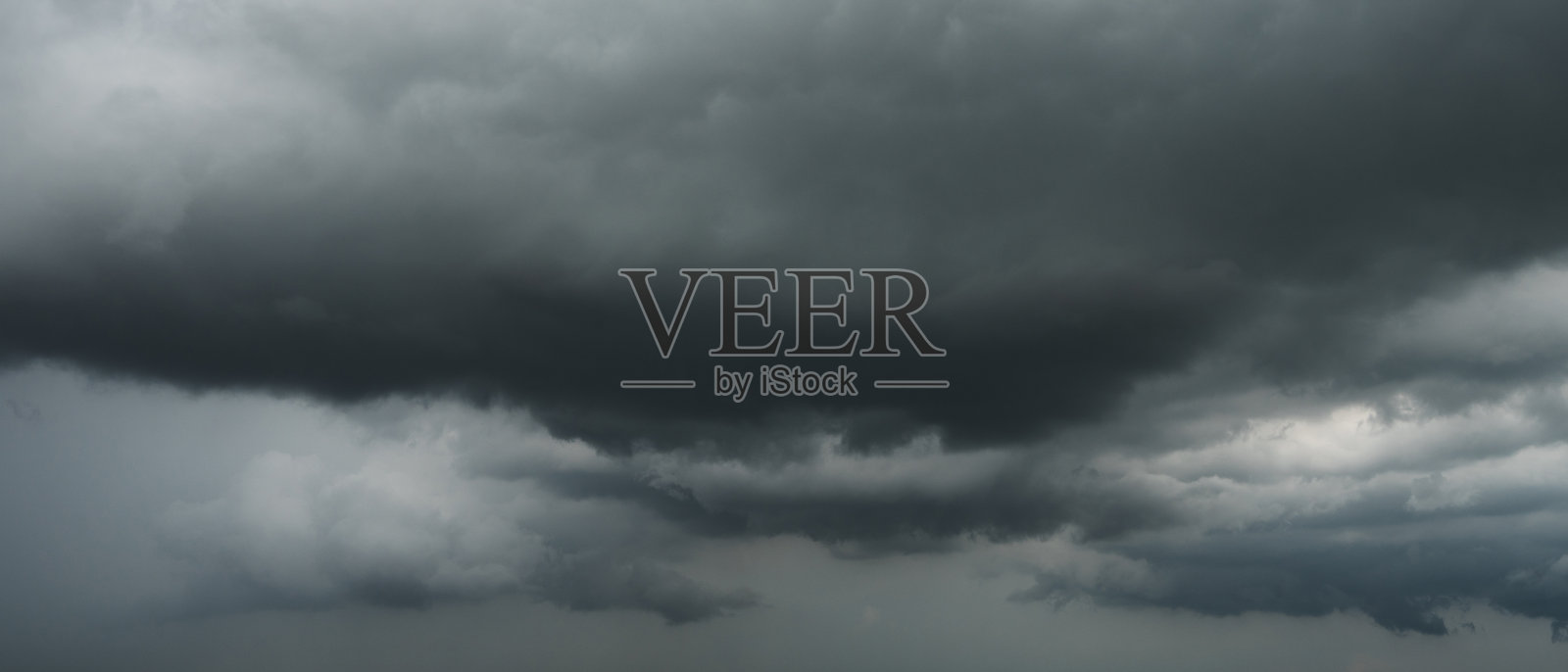 阴云密布的天空，乌云笼罩。雷暴前的黑暗天空。雨前的灰色云朵背景。照片摄影图片