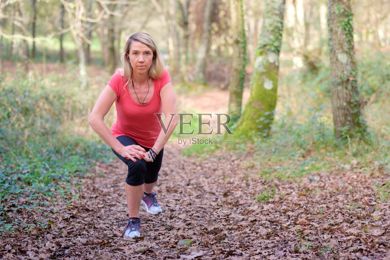 女性在森林中锻炼照片摄影图片